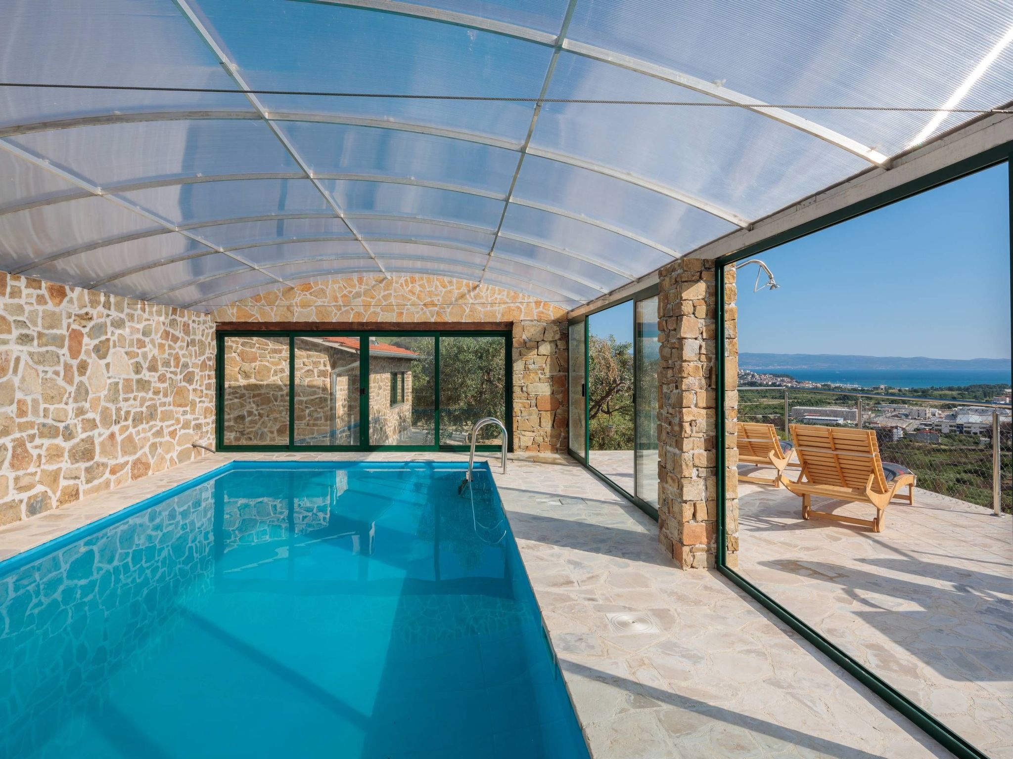 Ferienvilla Kalista mit Pool und tollem Ausblick-Drinnen