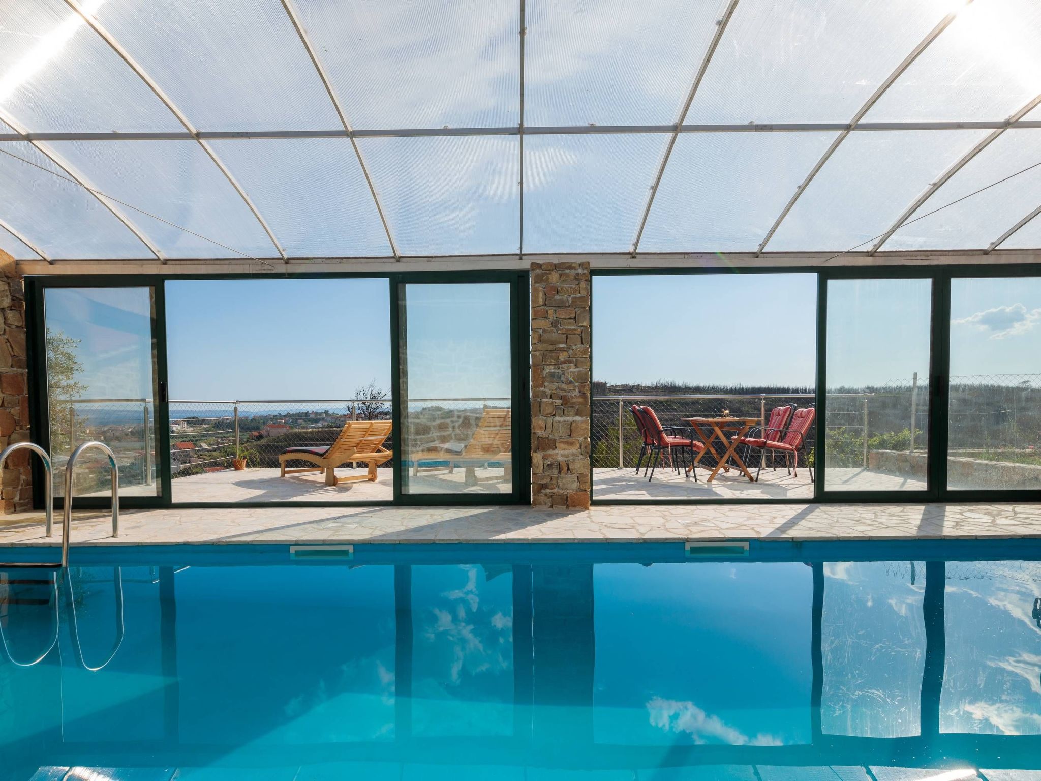 Ferienvilla Kalista mit Pool und tollem Ausblick-Drinnen