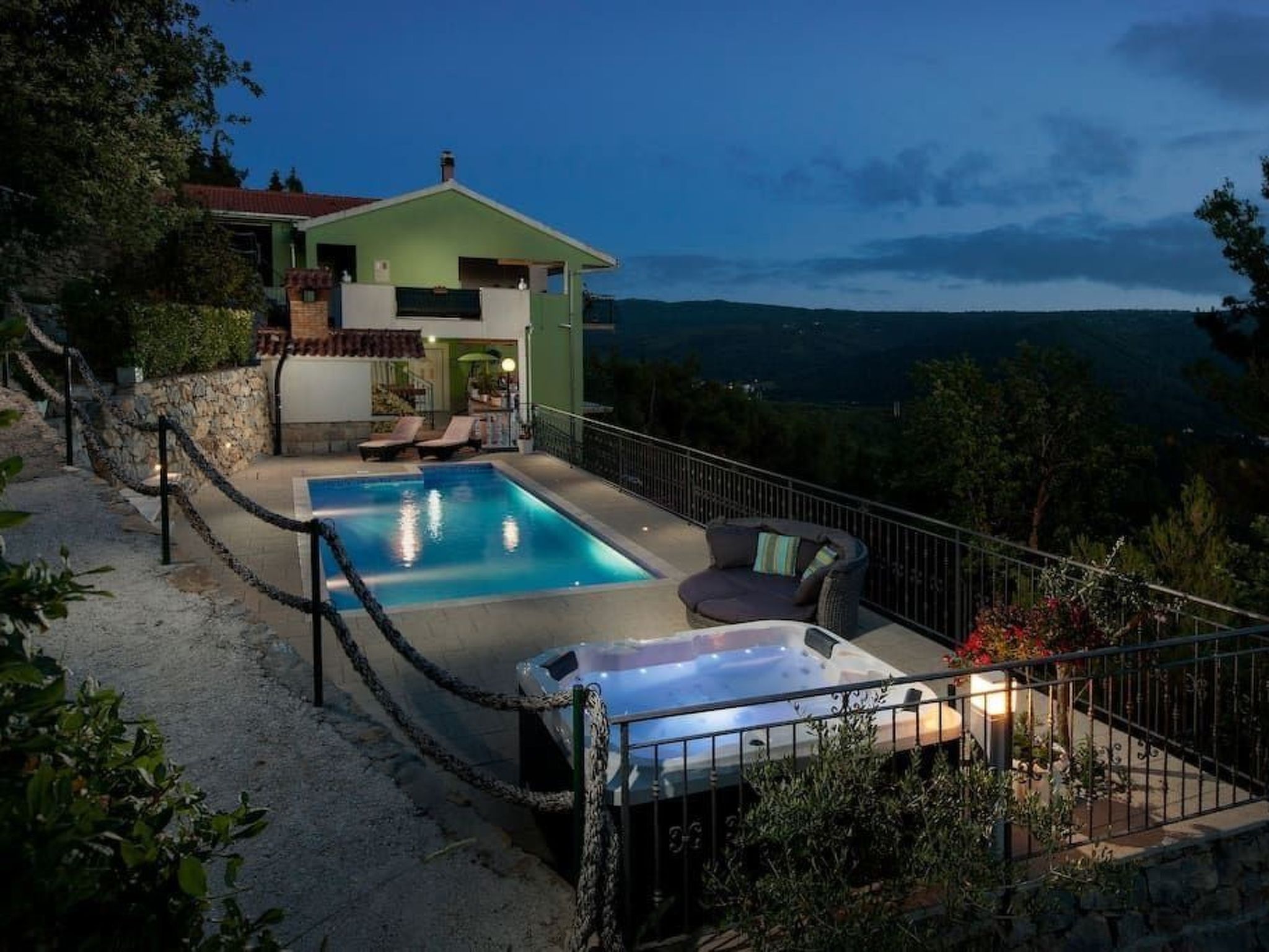 Privatwohnung mit Jacuzzi und Schwimmbad-Dedans