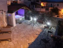 Haus in Mravince mit Whirlpool und Garten