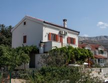 Haus in Mravince mit Whirlpool und Garten