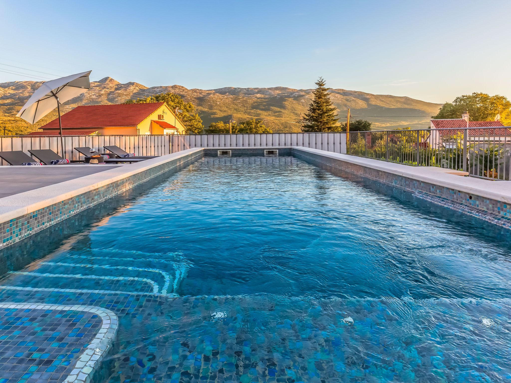 In Dugopolje mit Privatem Pool-Dedans