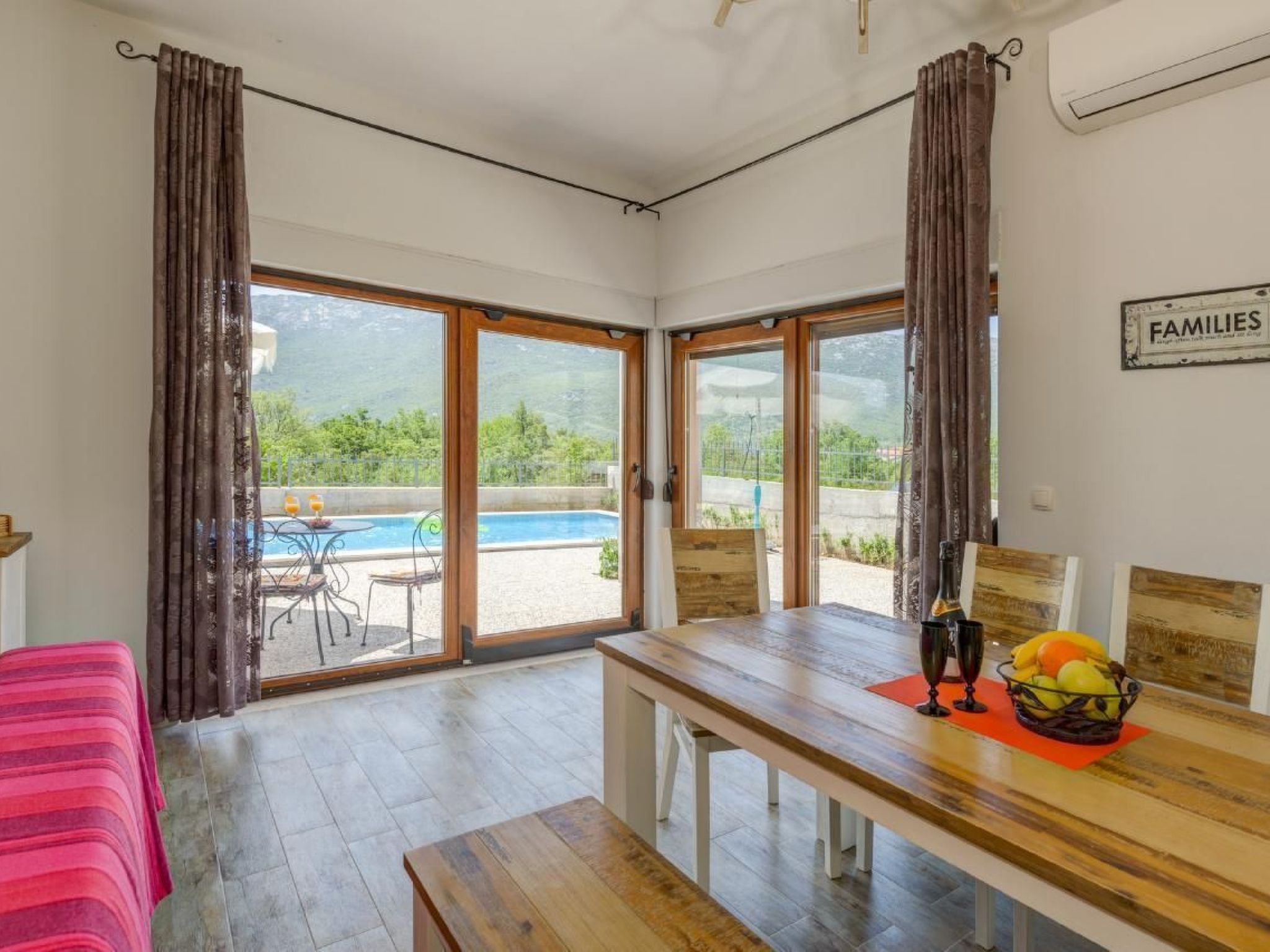 Villa Longfield mit privaten Pool und Sauna-Drinnen