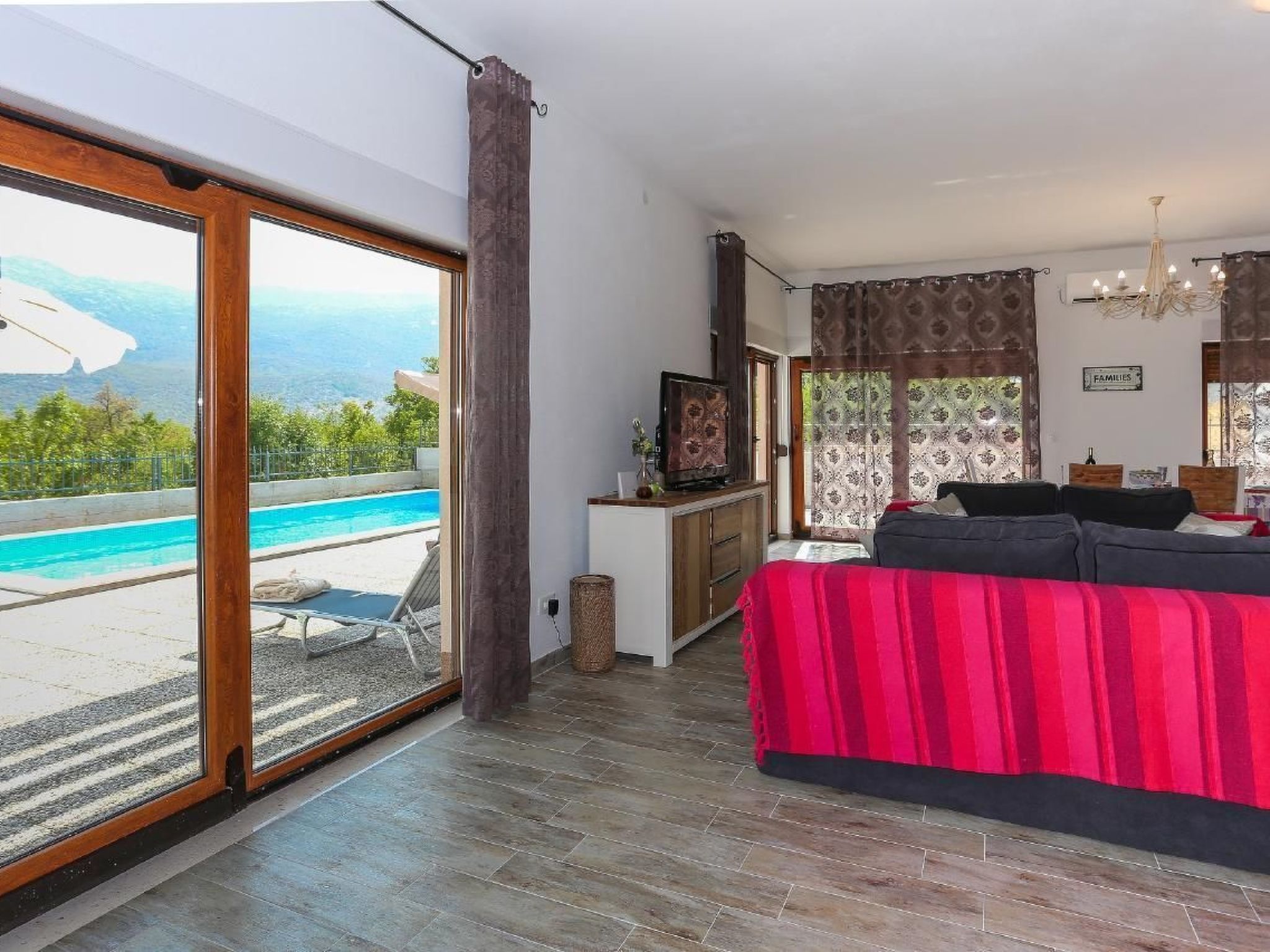 Villa Longfield mit privaten Pool und Sauna-Drinnen