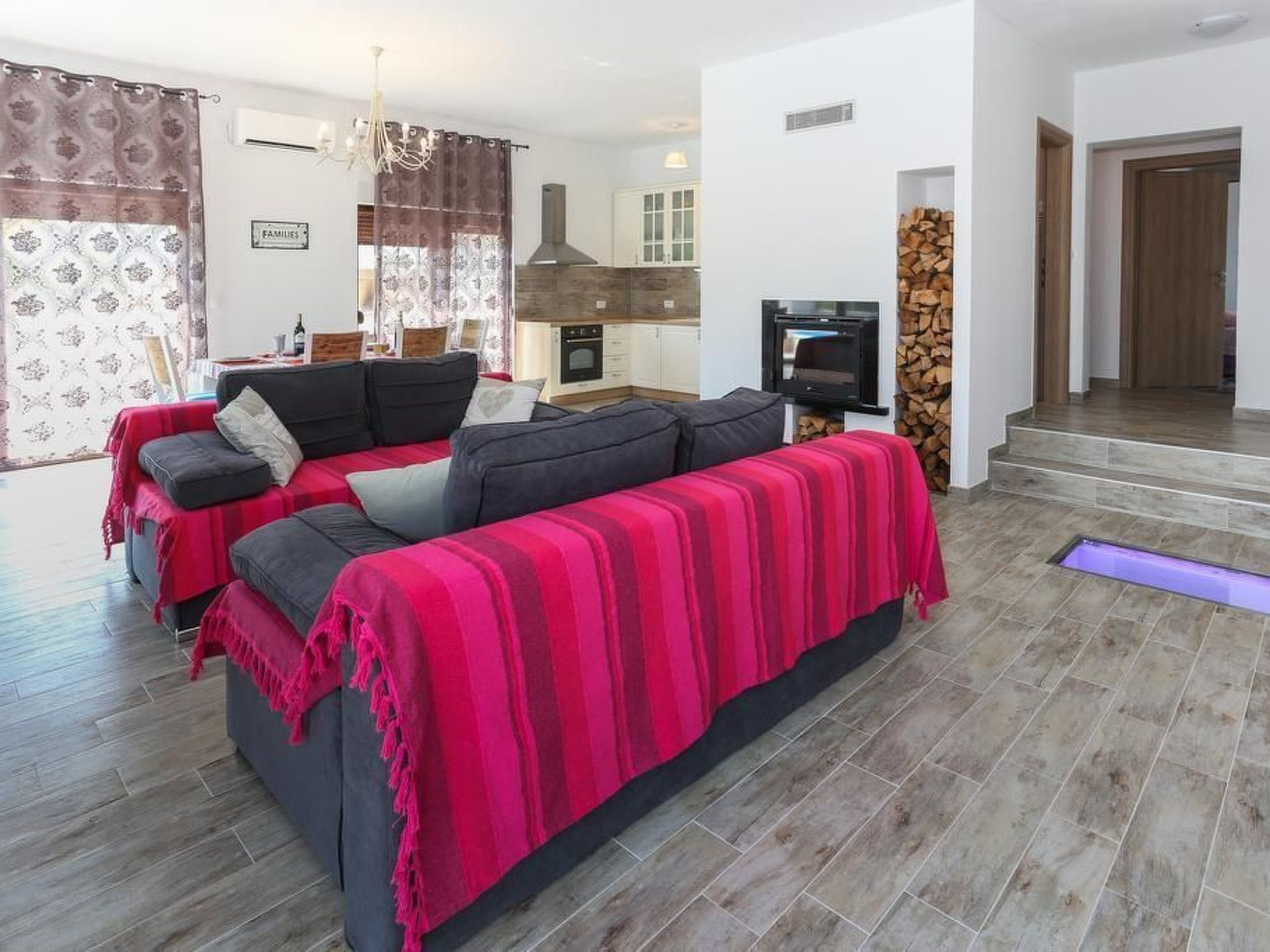 Villa Longfield mit privaten Pool und Sauna-Drinnen