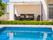 Luxe vrijstaande villa met verwarmd zwembad bij Split, 11 personen - thumbnail 3