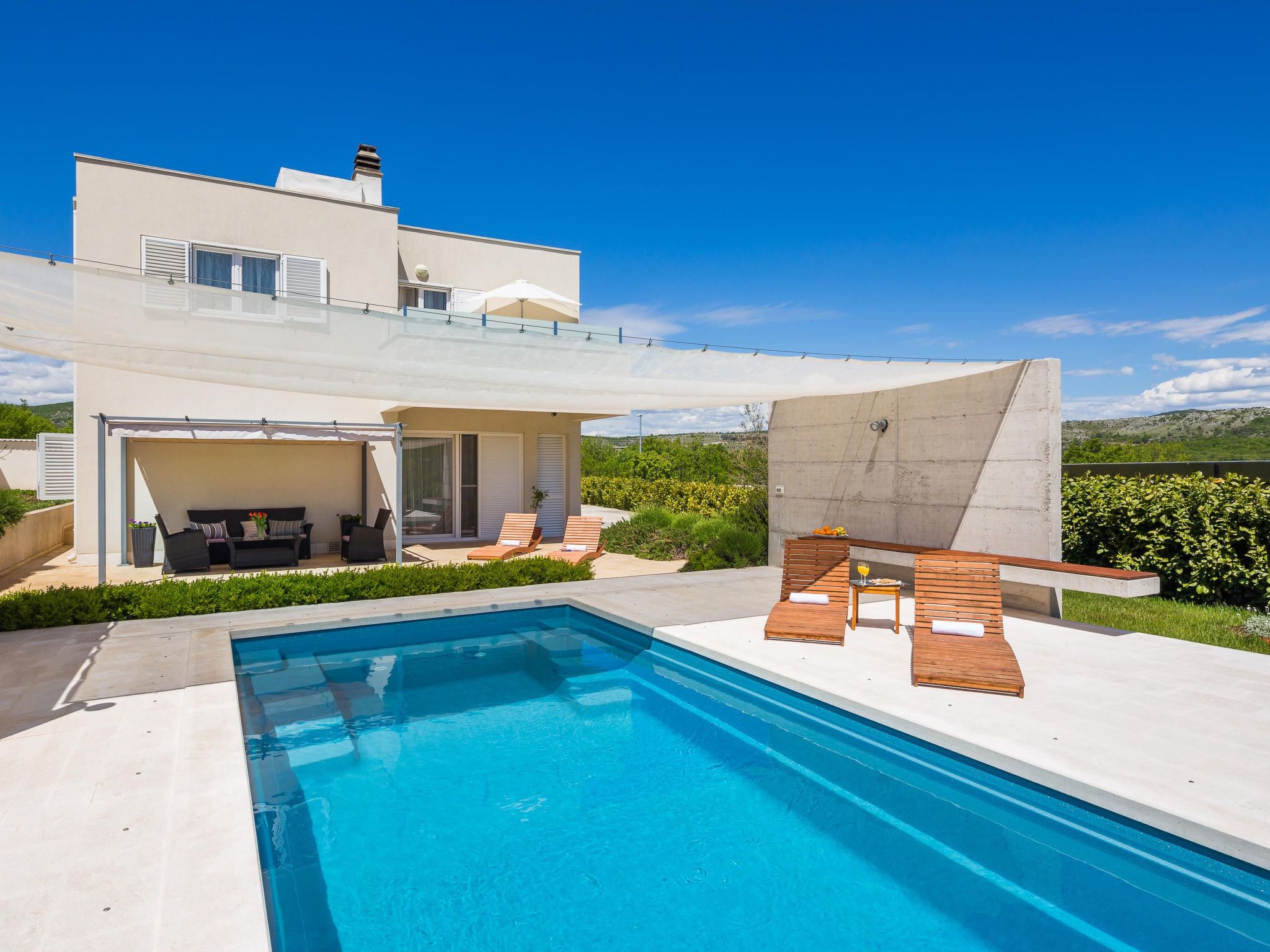 In Dugopolje mit Beheiztem Pool-Drinnen