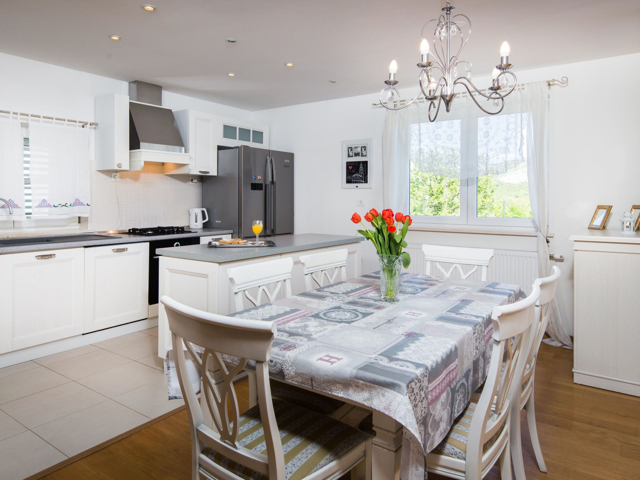 In Dugopolje mit Beheiztem Pool-Drinnen