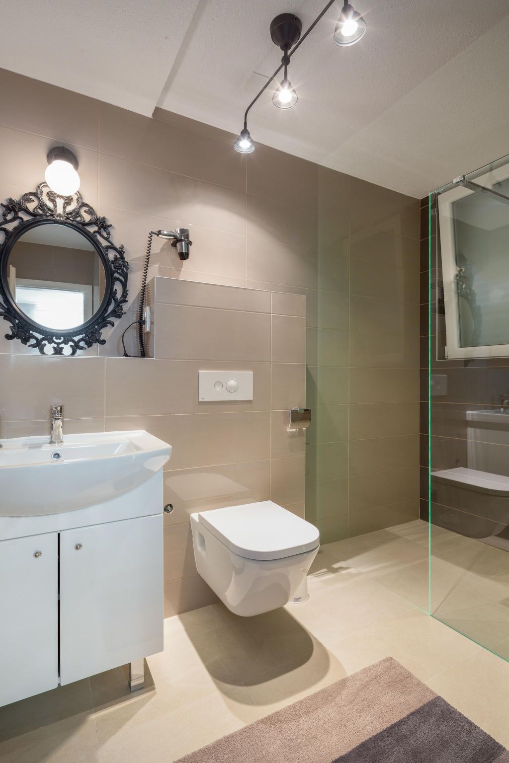 In Dugopolje mit Beheiztem Pool-Drinnen