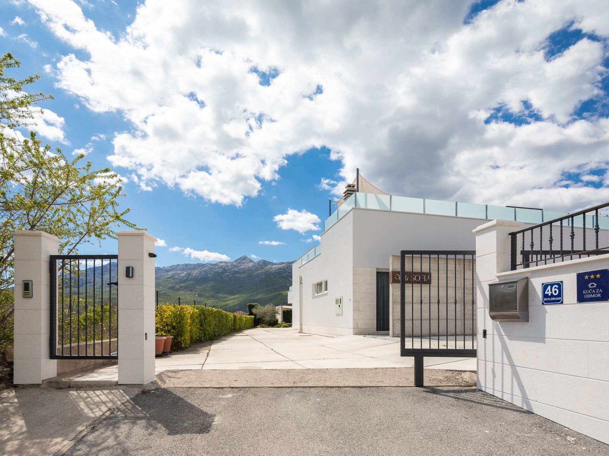 In Dugopolje mit Beheiztem Pool-Drinnen
