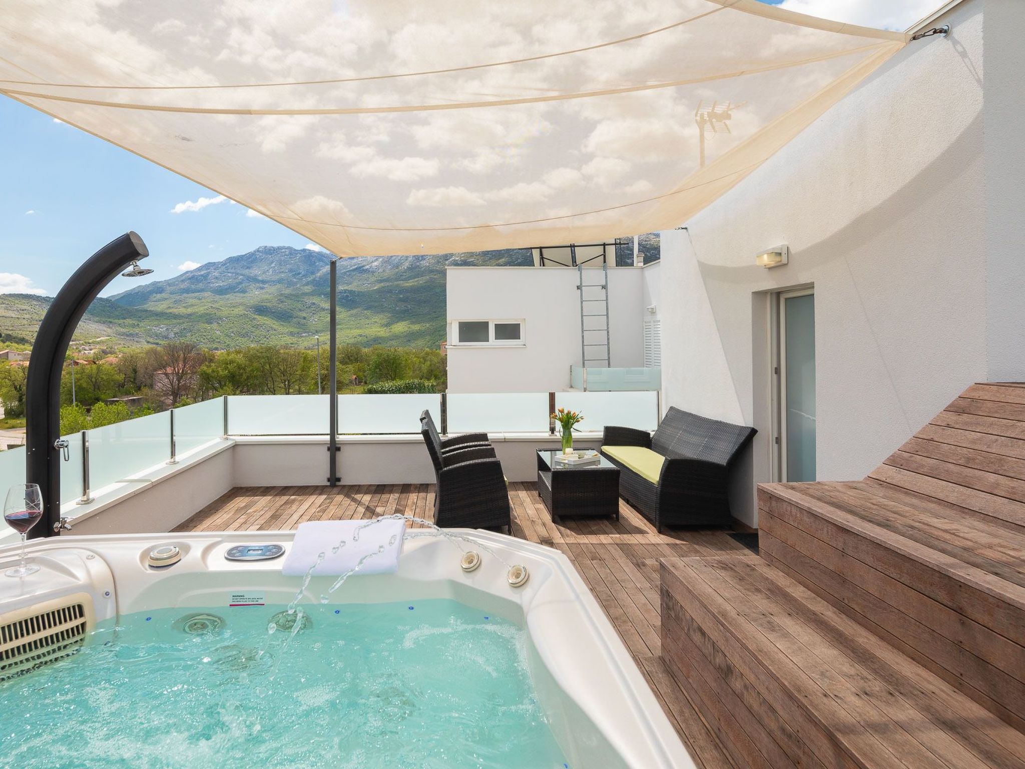 In Dugopolje mit Beheiztem Pool-Drinnen