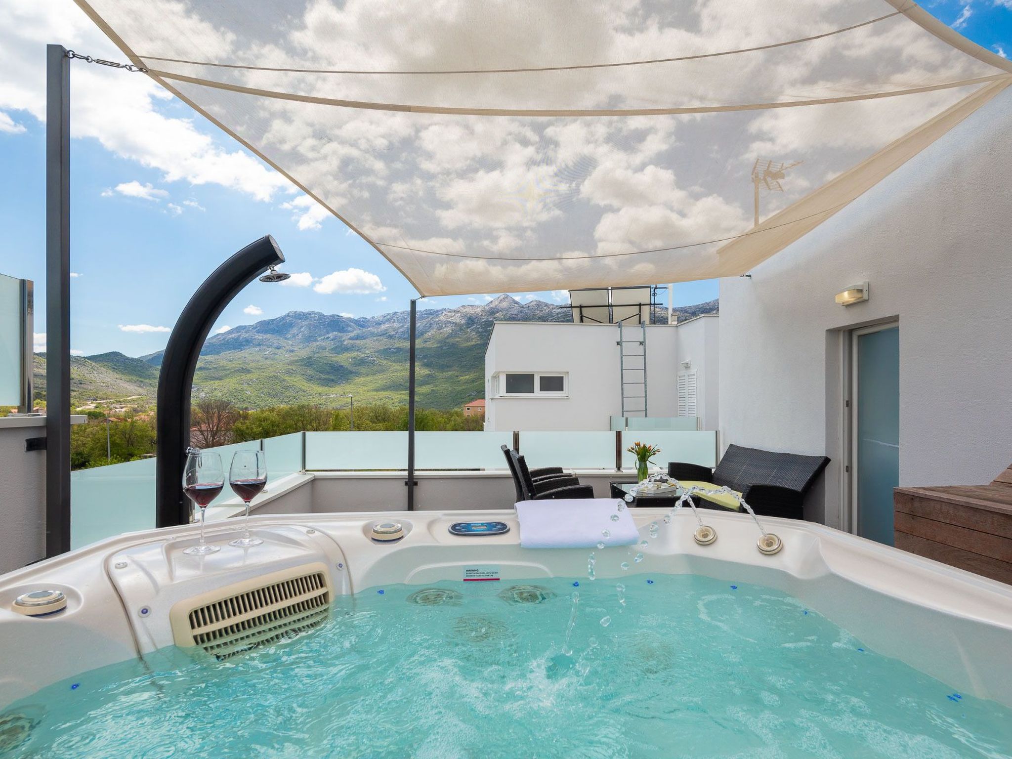 In Dugopolje mit Beheiztem Pool-Drinnen