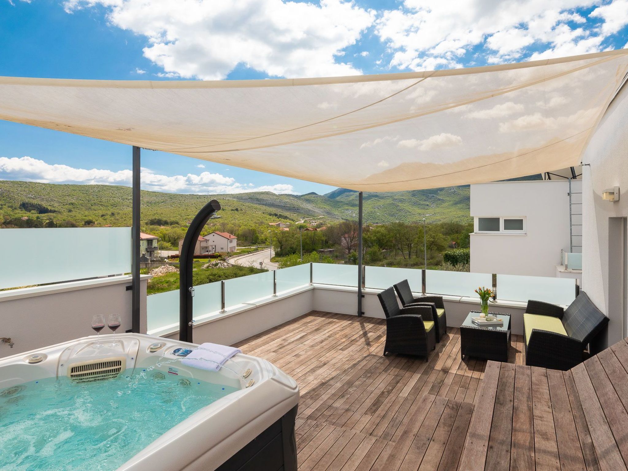 In Dugopolje mit Beheiztem Pool-Drinnen