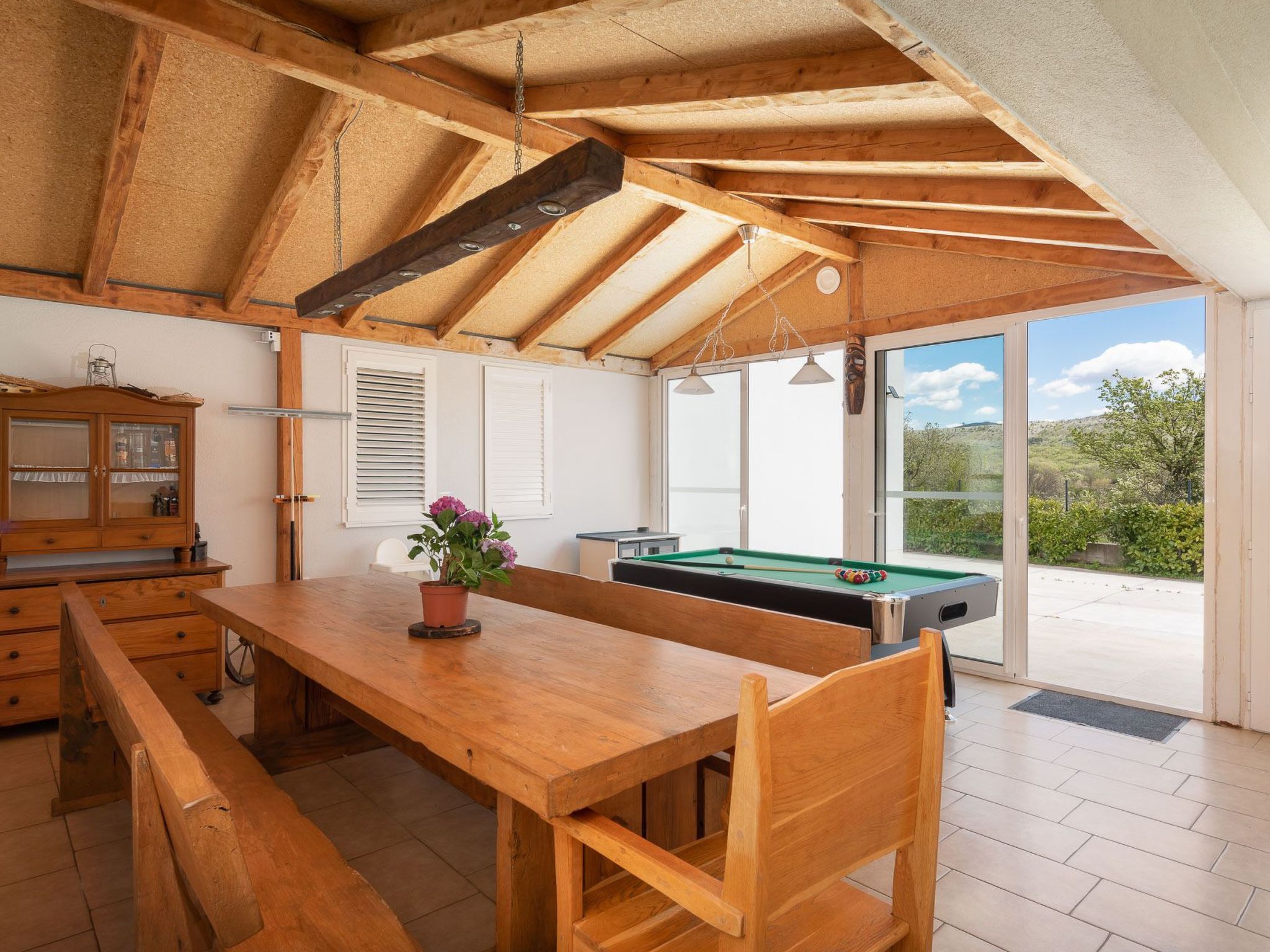 In Dugopolje mit Beheiztem Pool-Drinnen