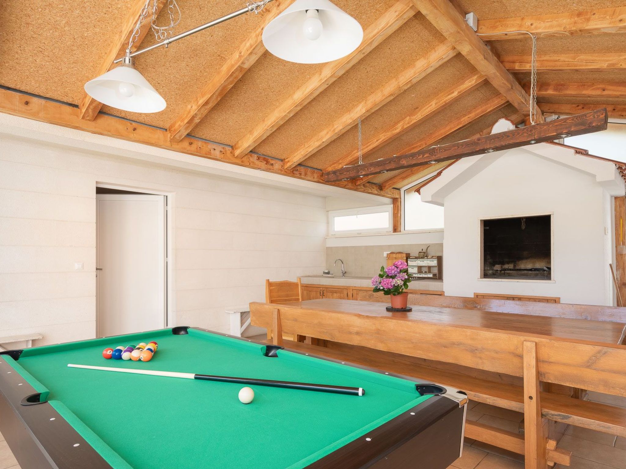 In Dugopolje mit Beheiztem Pool-Drinnen