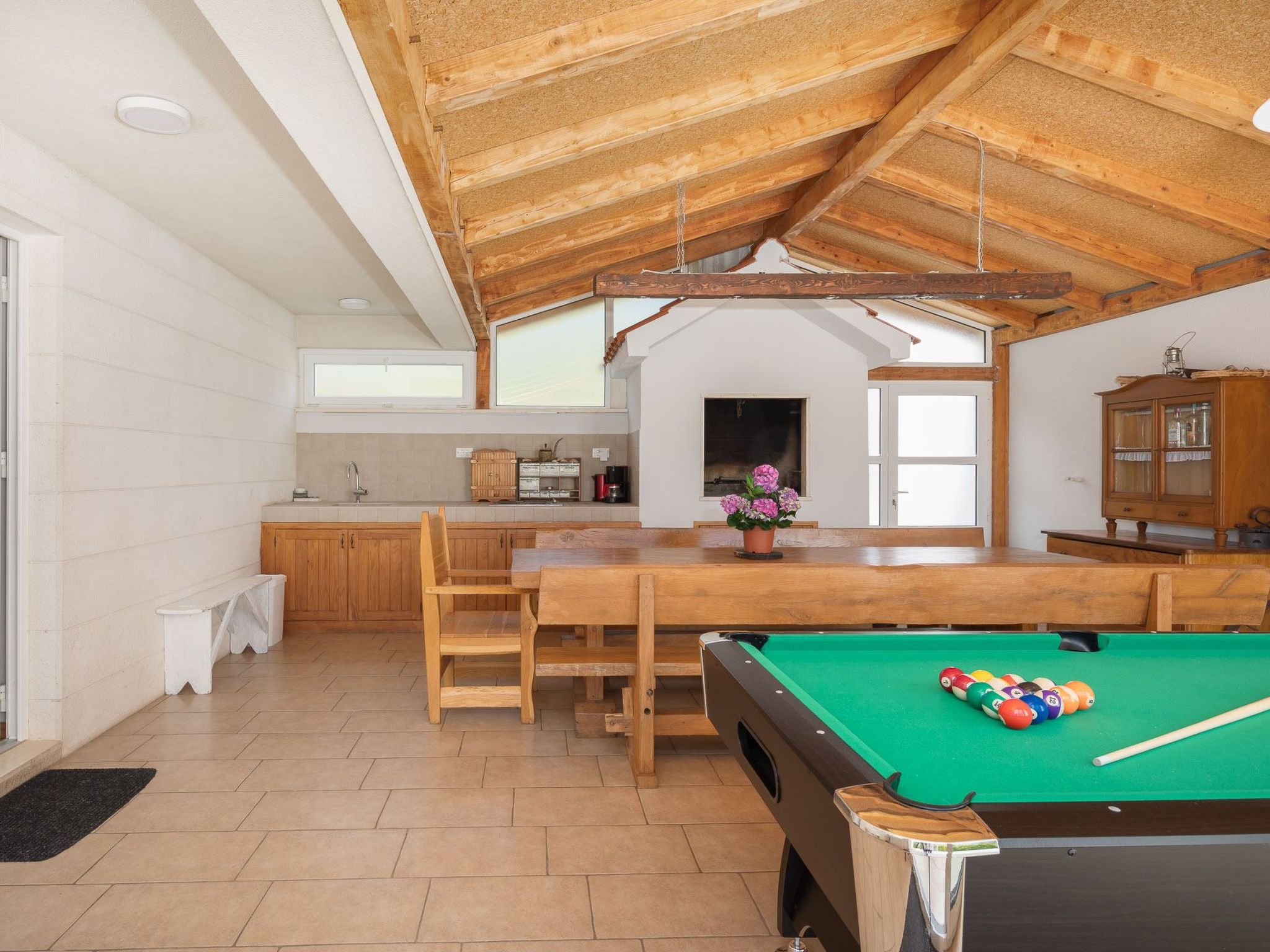 In Dugopolje mit Beheiztem Pool-Drinnen