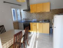 Große Wohnung in Podstrana mit Grill und Terrasse