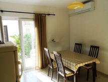 Große Wohnung in Podstrana mit Grill und Terrasse