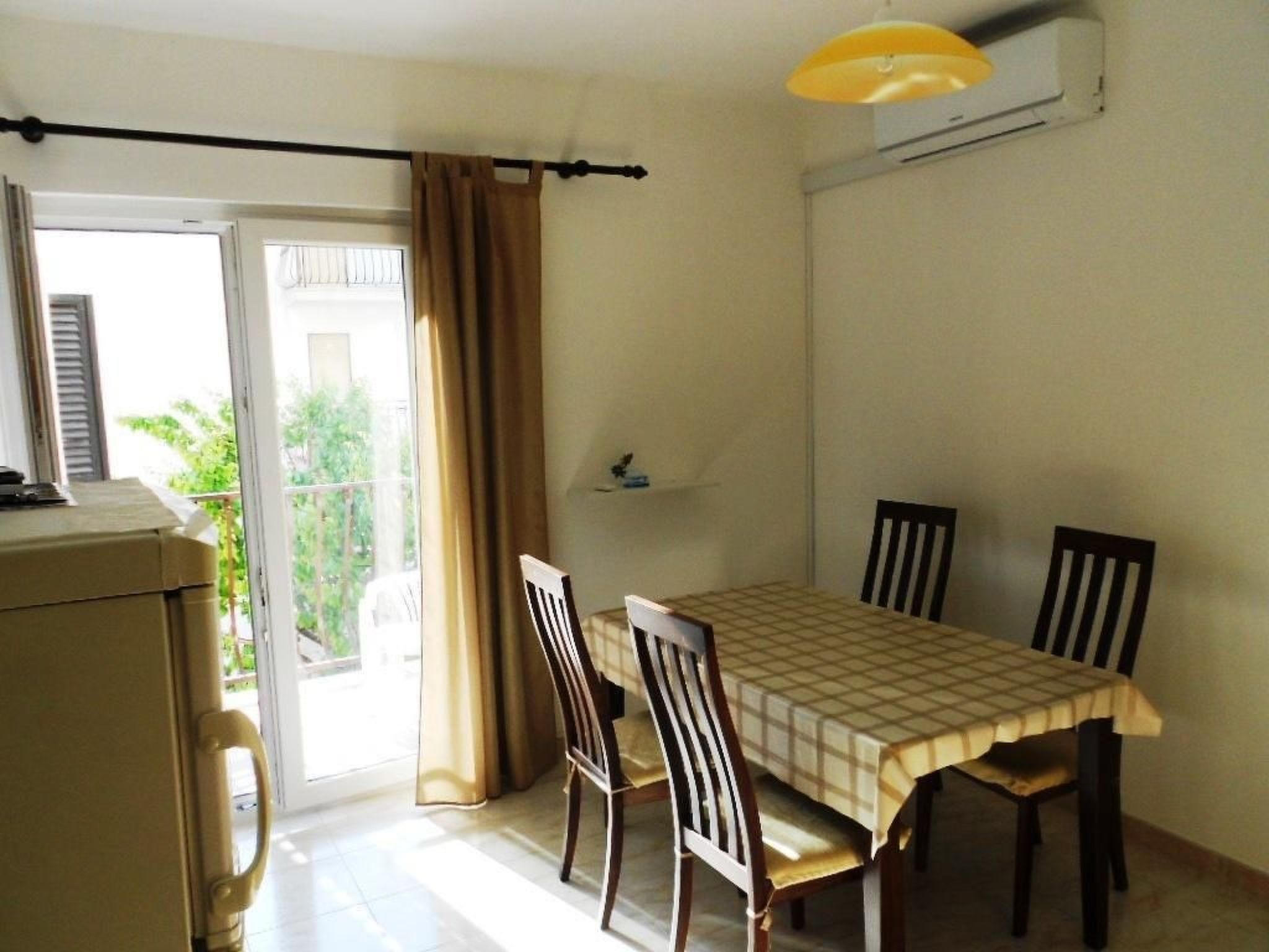 Große Wohnung in Podstrana mit Grill und Terrasse