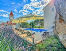 "Villa Rock" mit Blick auf das Wasser