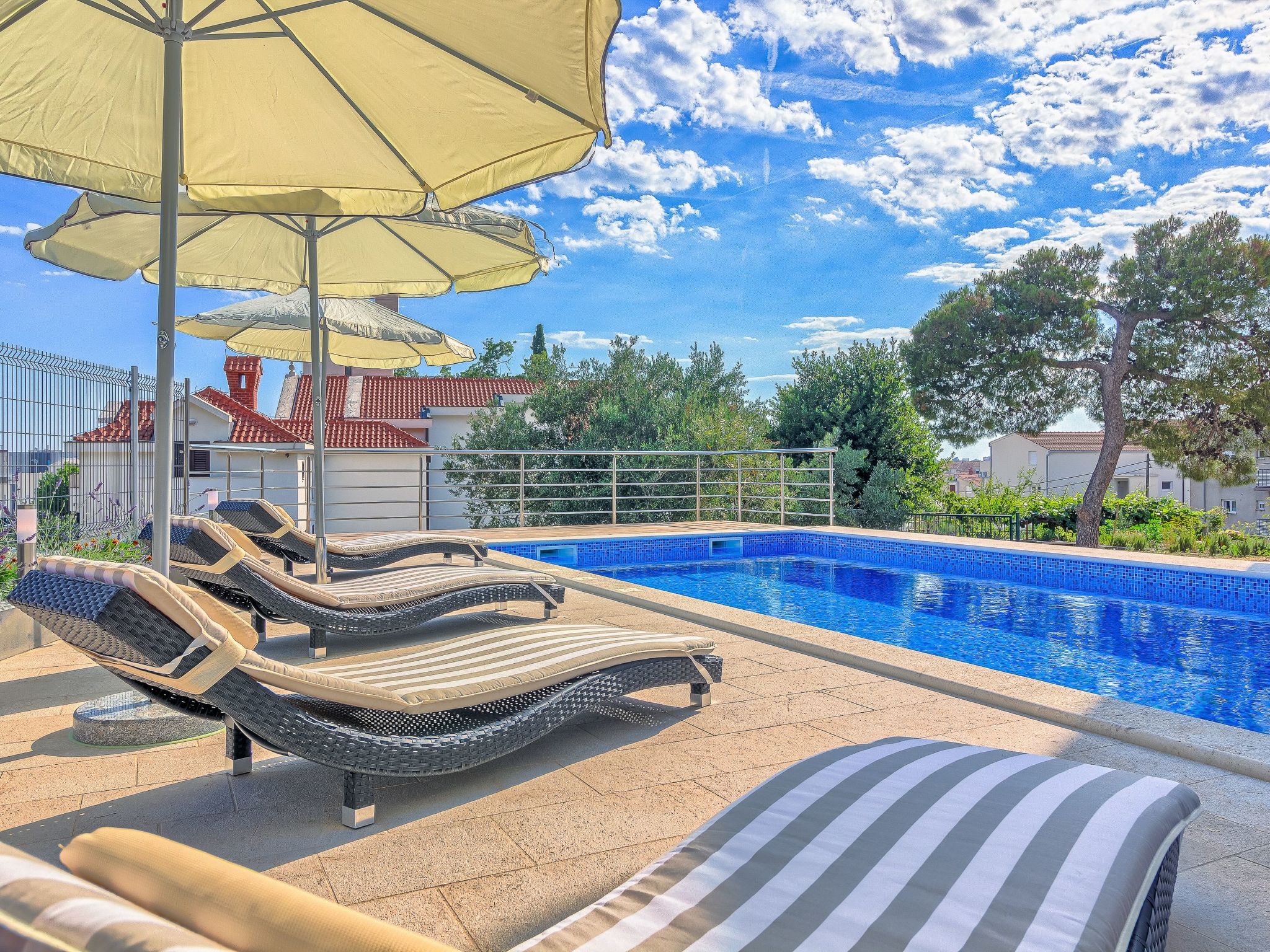 "Villa Rock" mit Blick auf das Wasser