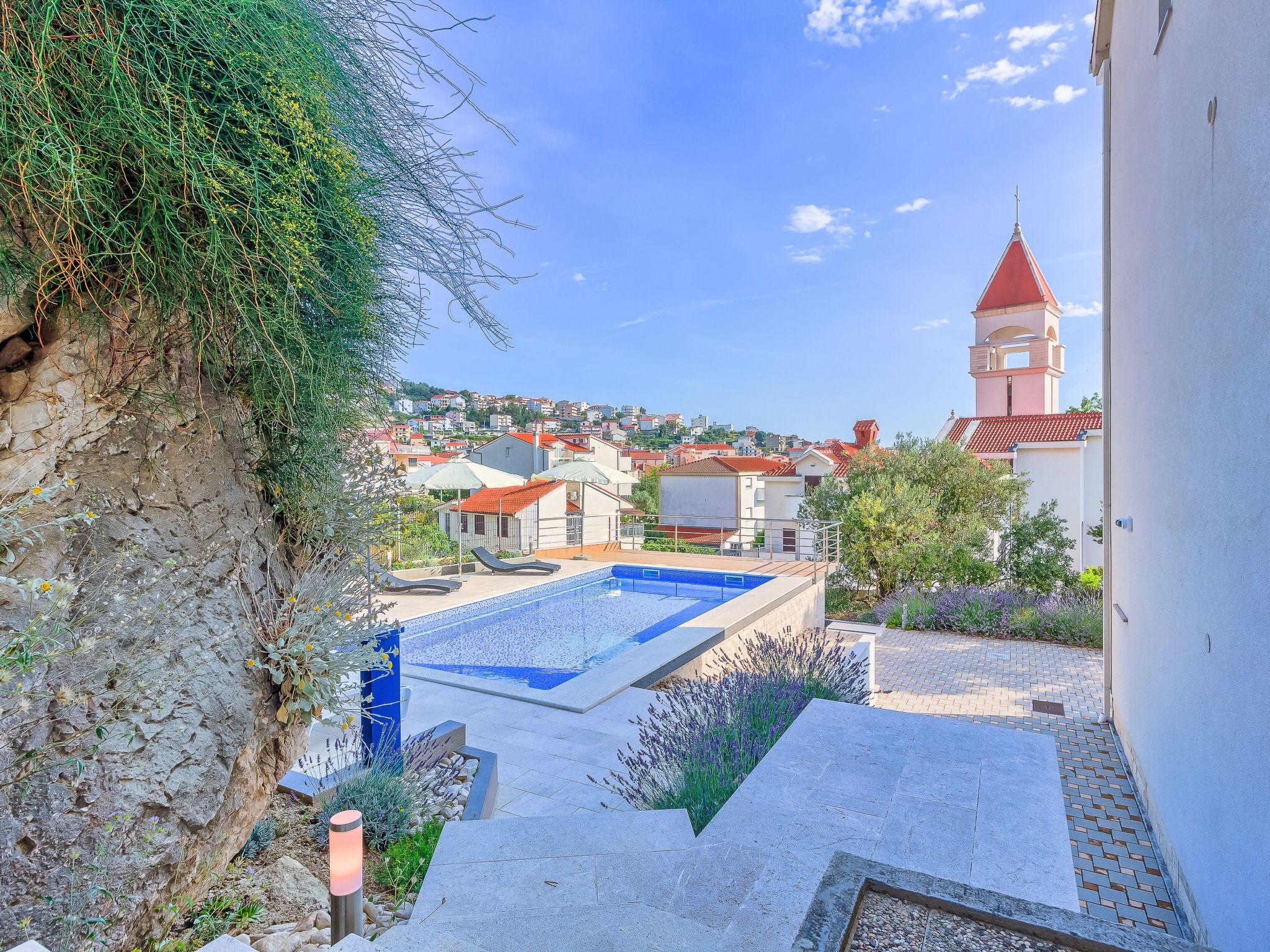 "Villa Rock" mit Blick auf das Wasser