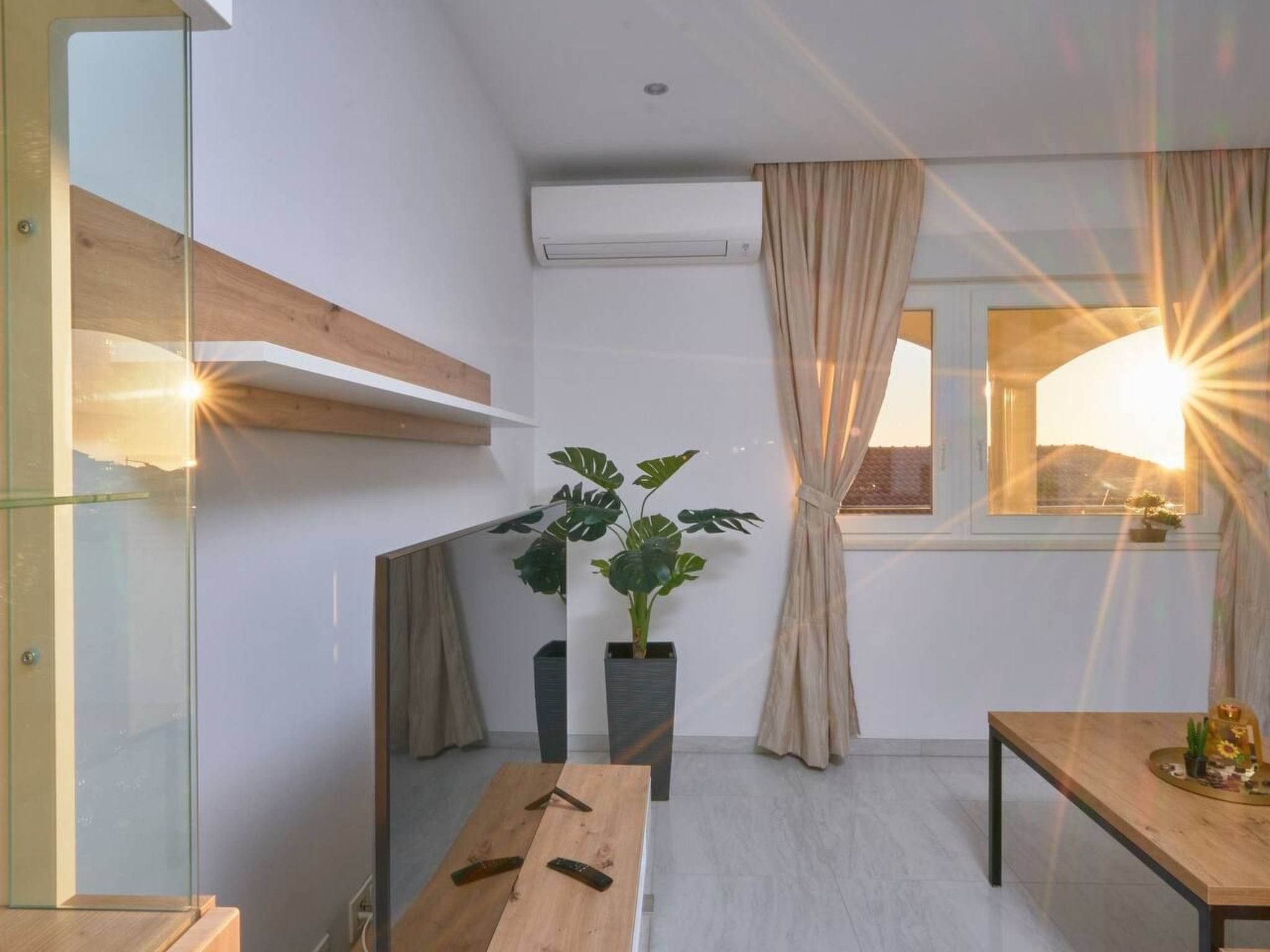 M Ganze Etage in einem geräumigen Haus mit Pool-Dedans