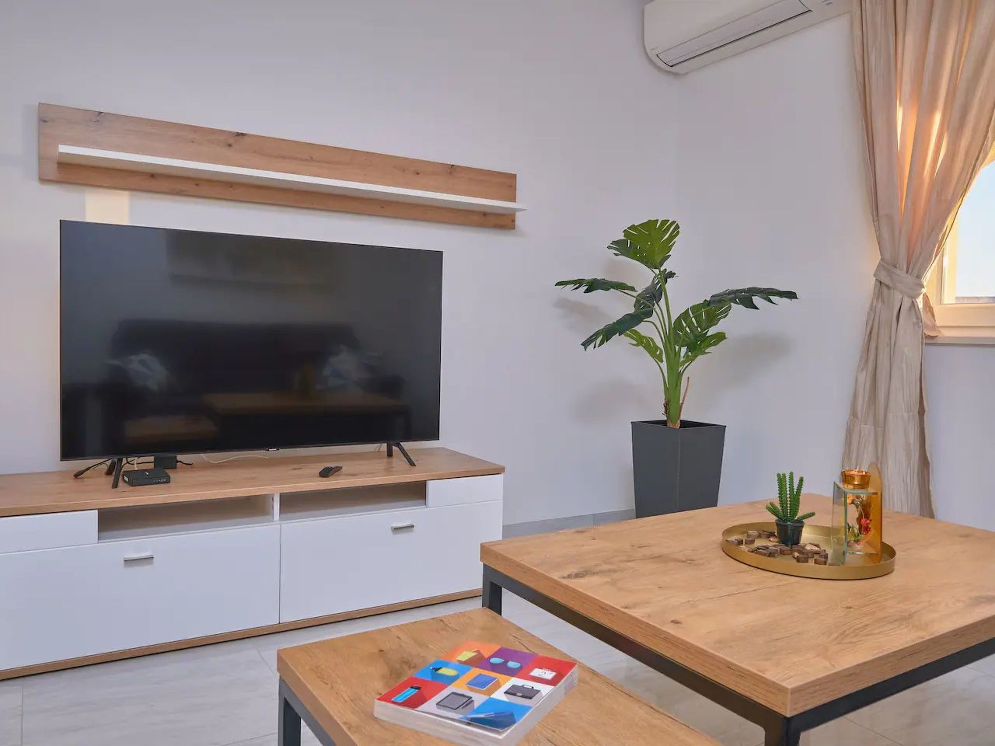 M Ganze Etage in einem geräumigen Haus mit Pool-Dedans