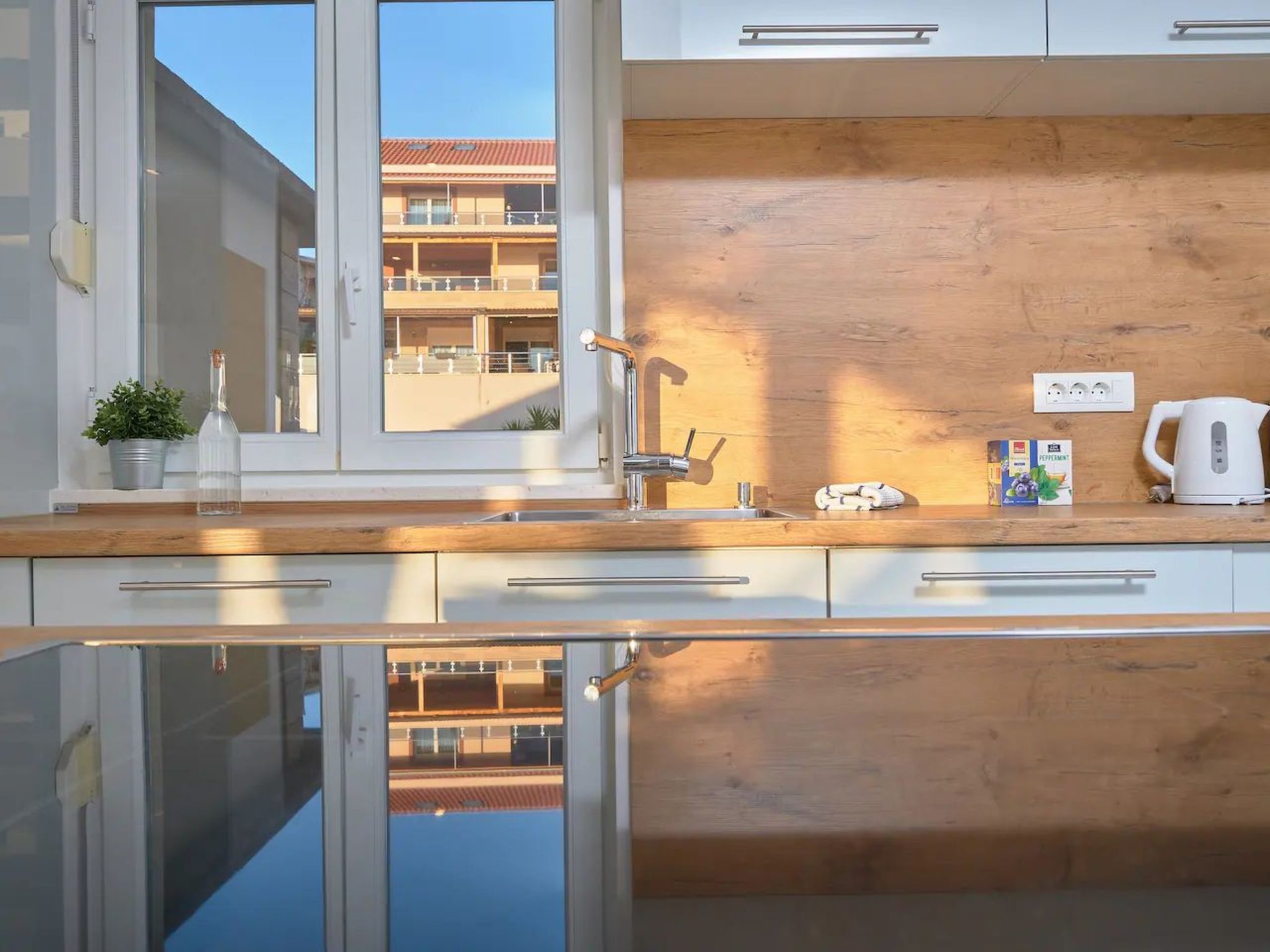 M Ganze Etage in einem geräumigen Haus mit Pool-Dedans