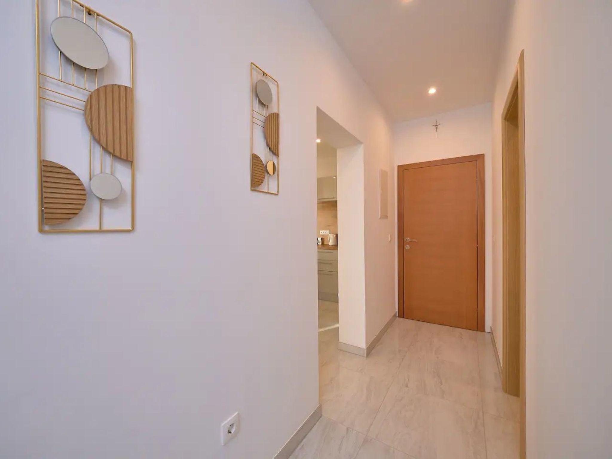 M Ganze Etage in einem geräumigen Haus mit Pool-Dedans