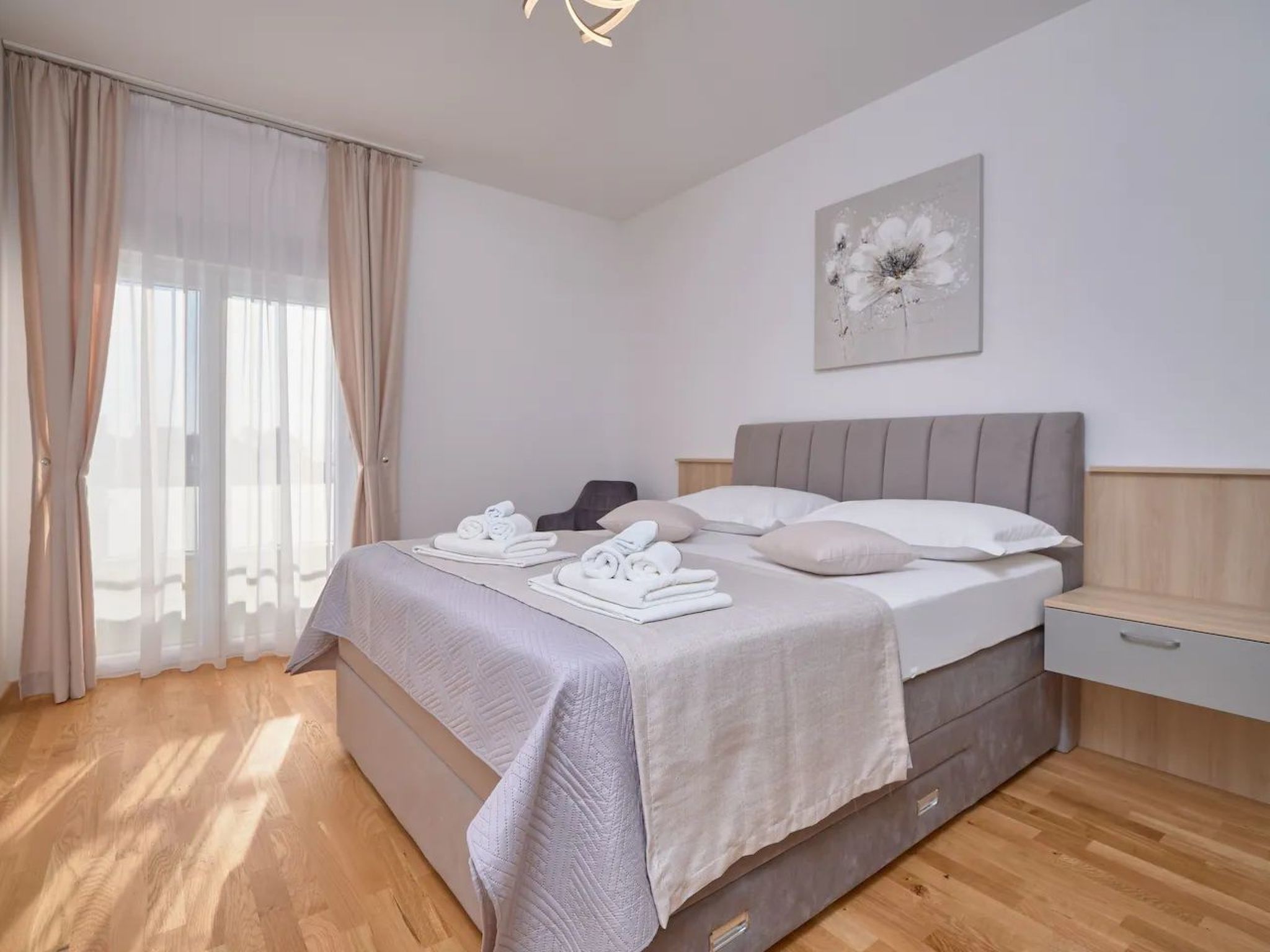 M Ganze Etage in einem geräumigen Haus mit Pool-Dedans