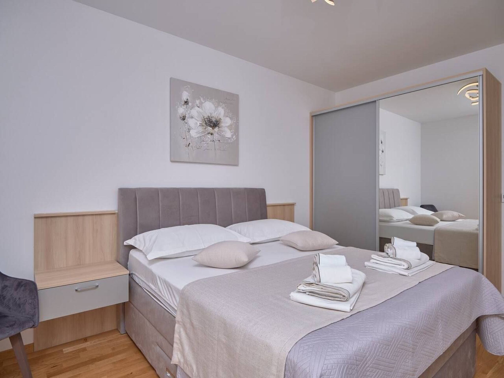 M Ganze Etage in einem geräumigen Haus mit Pool-Dedans