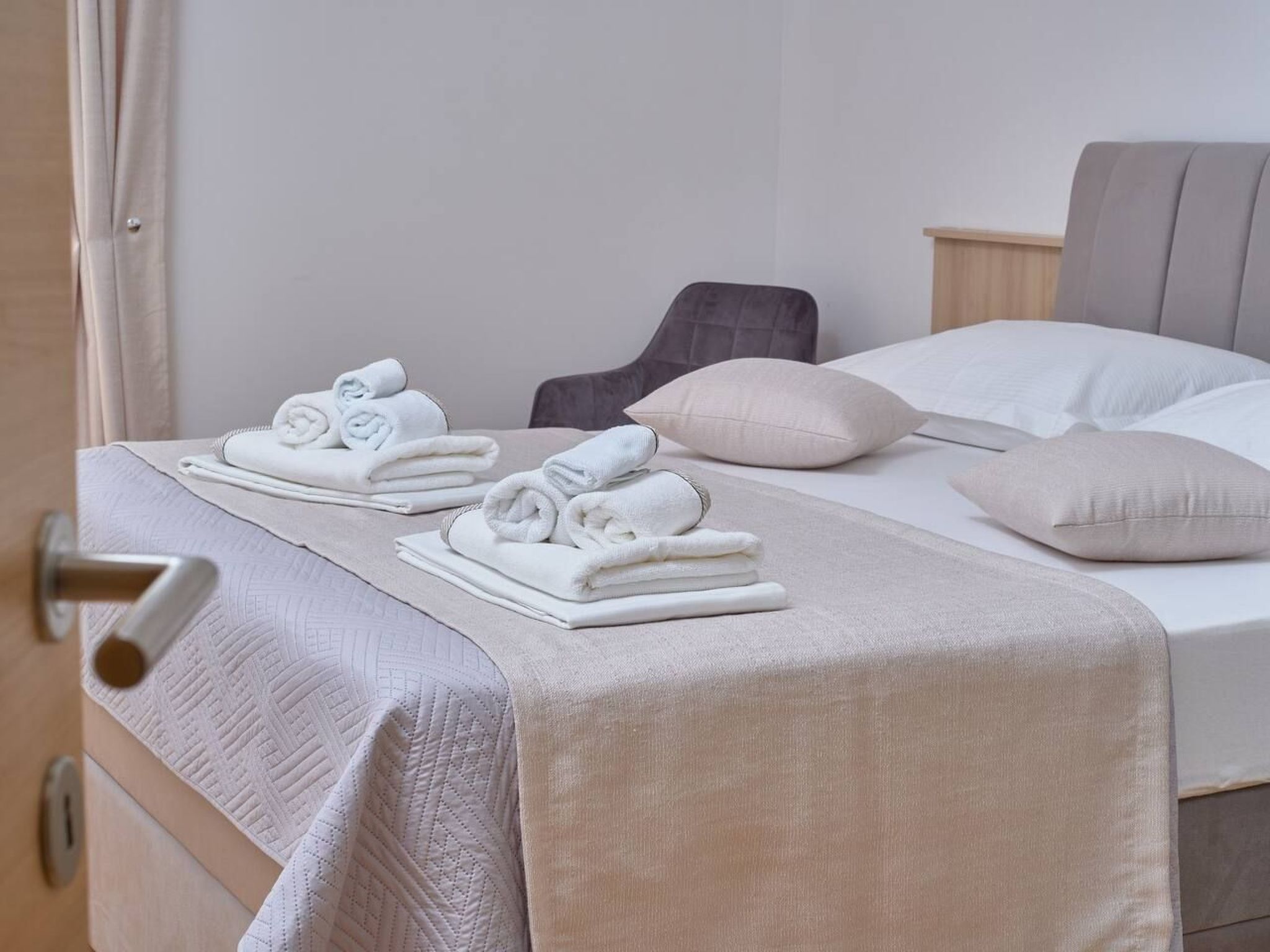 M Ganze Etage in einem geräumigen Haus mit Pool-Dedans