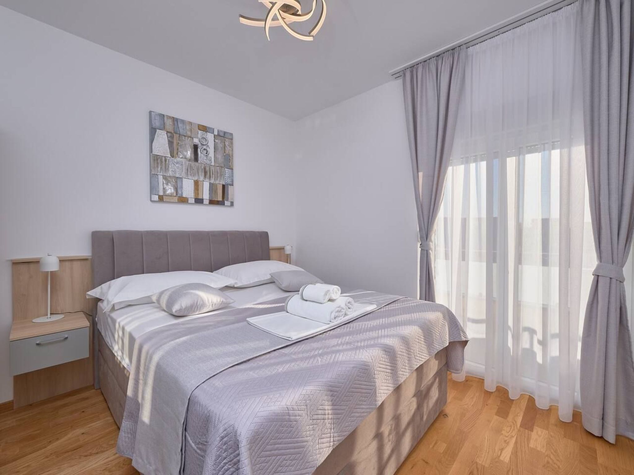 M Ganze Etage in einem geräumigen Haus mit Pool-Dedans