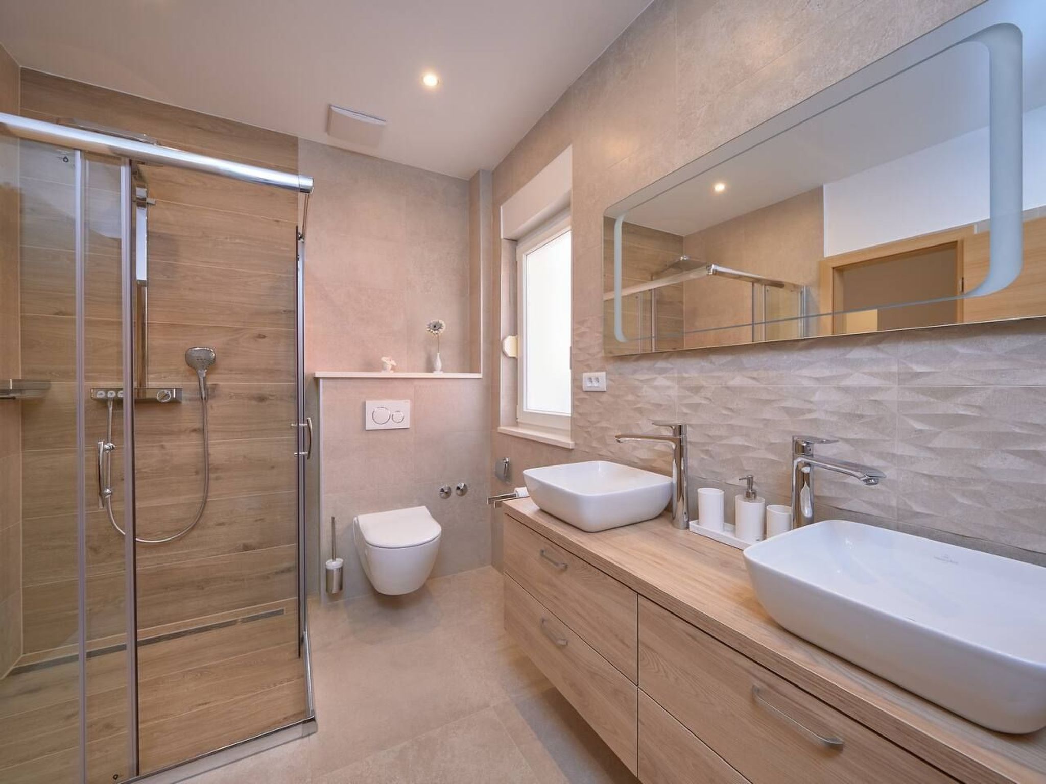 M Ganze Etage in einem geräumigen Haus mit Pool-Dedans