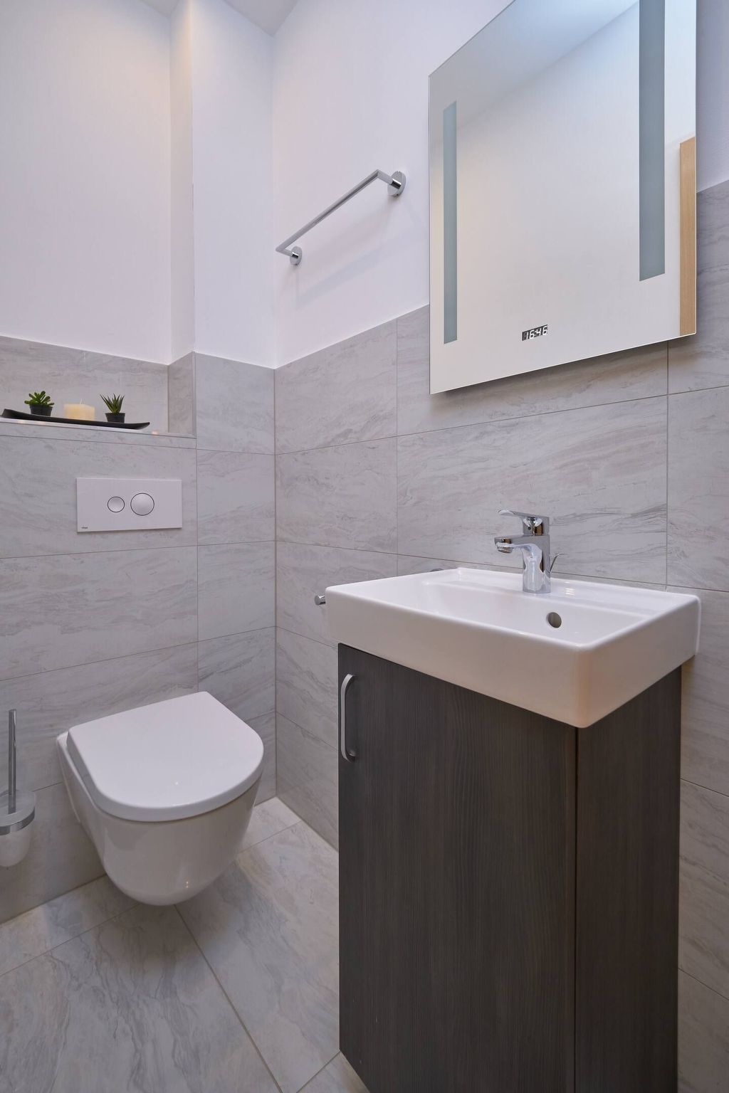 M Ganze Etage in einem geräumigen Haus mit Pool