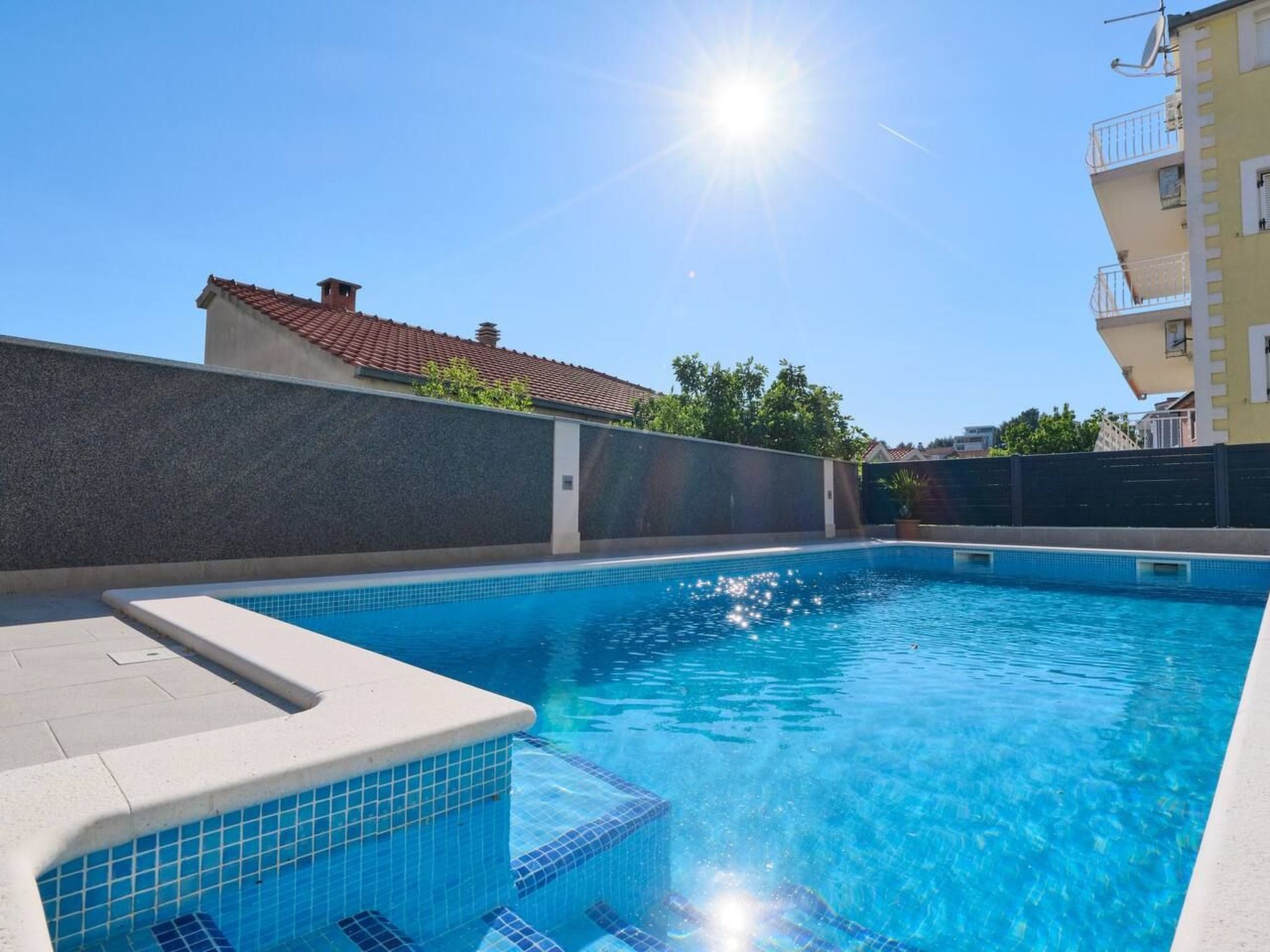 M Ganze Etage in einem geräumigen Haus mit Pool-Dedans