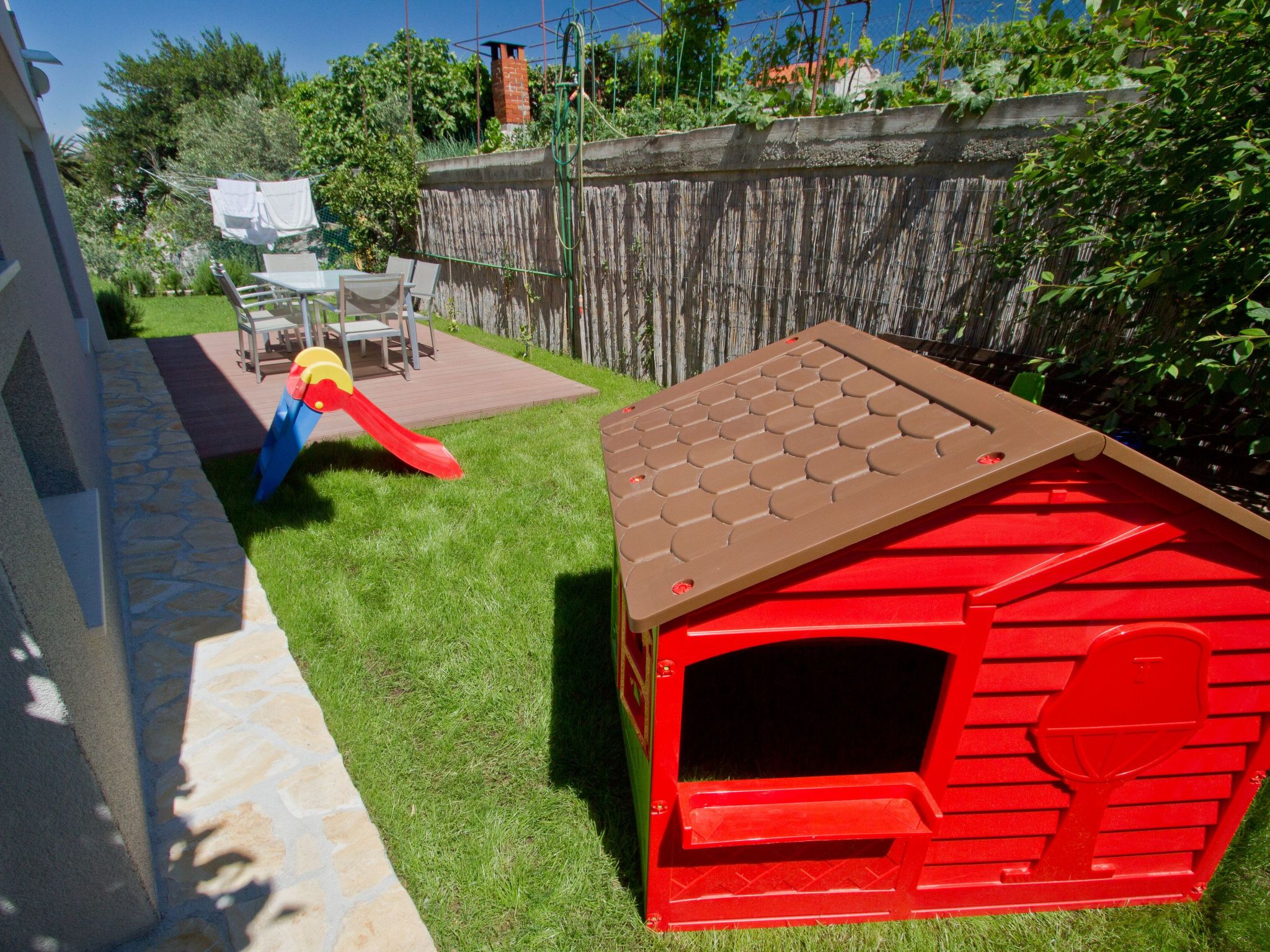 Charmantes Ferienhaus mit grünem Garten-Draußen