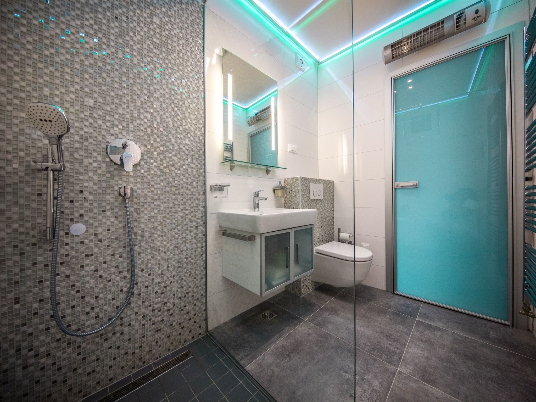 Charmantes Ferienhaus mit grünem Garten-Drinnen