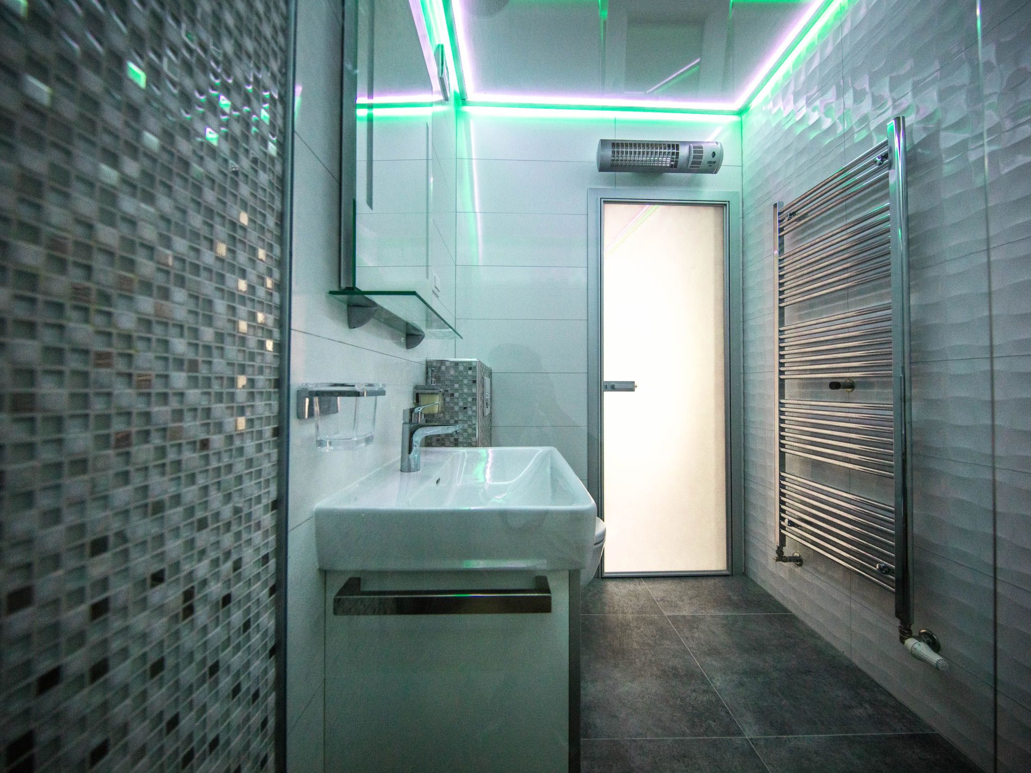 Charmantes Ferienhaus mit grünem Garten-Drinnen