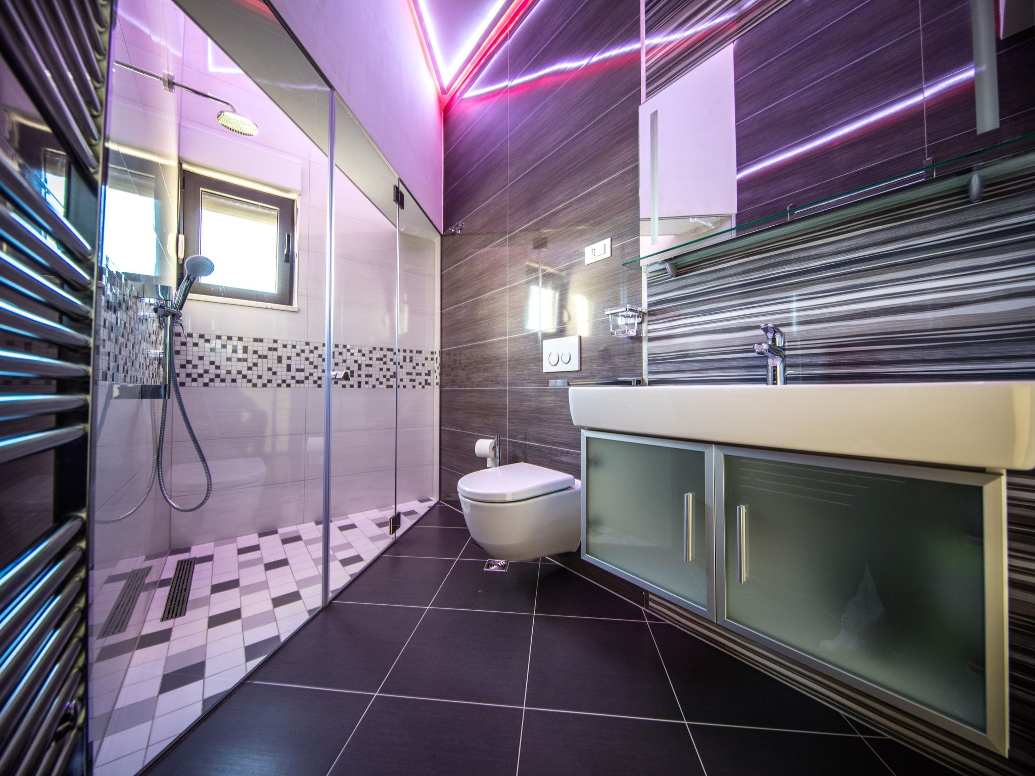 Charmantes Ferienhaus mit grünem Garten-Drinnen