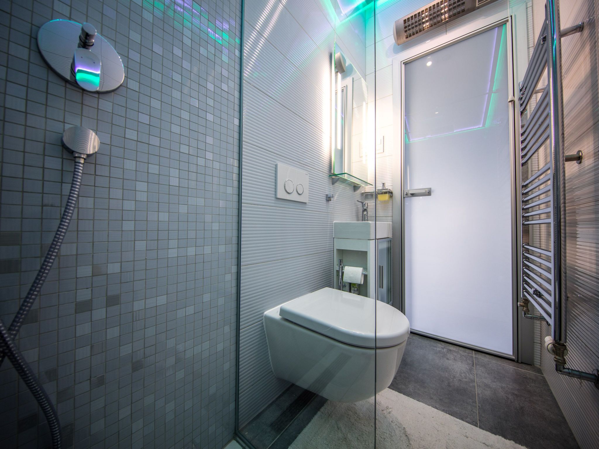 Charmantes Ferienhaus mit grünem Garten-Drinnen