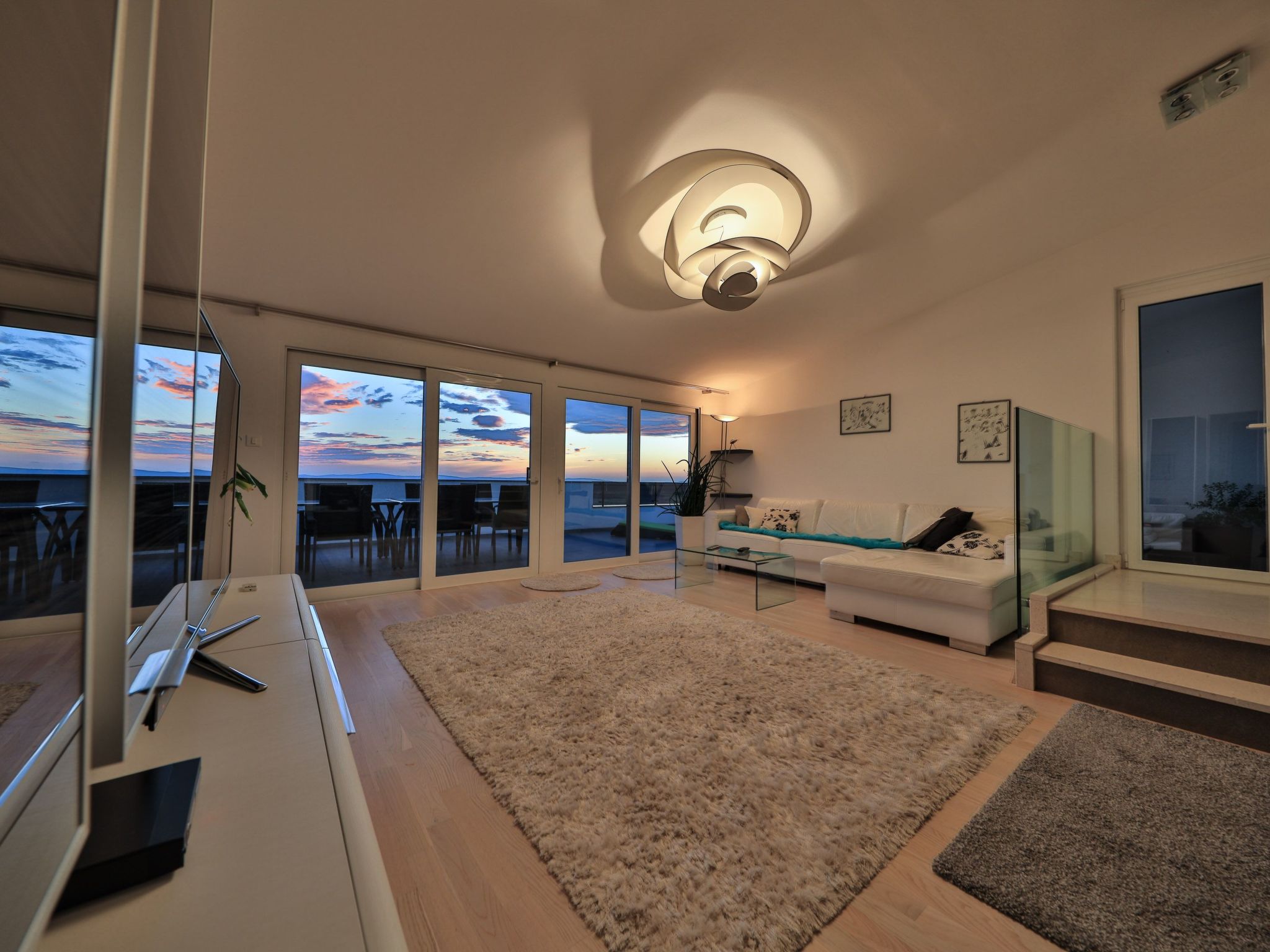 Charmantes Ferienhaus mit grünem Garten-Drinnen