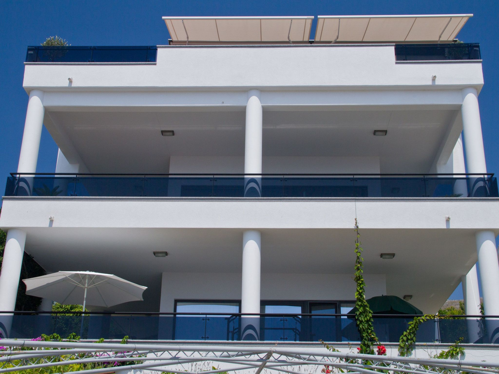 Charmantes Ferienhaus mit grünem Garten-Draußen