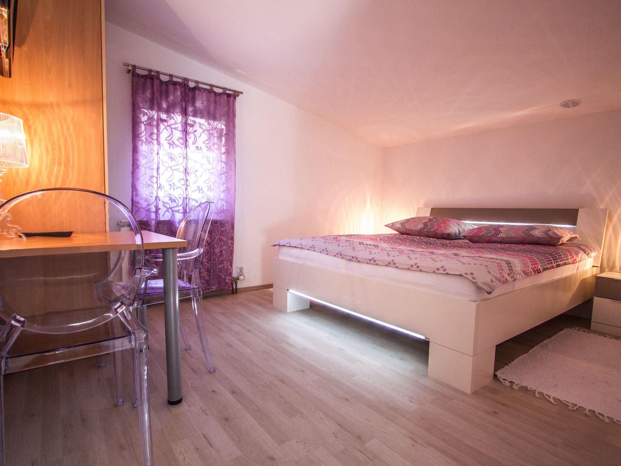 Charmantes Ferienhaus mit grünem Garten-Drinnen