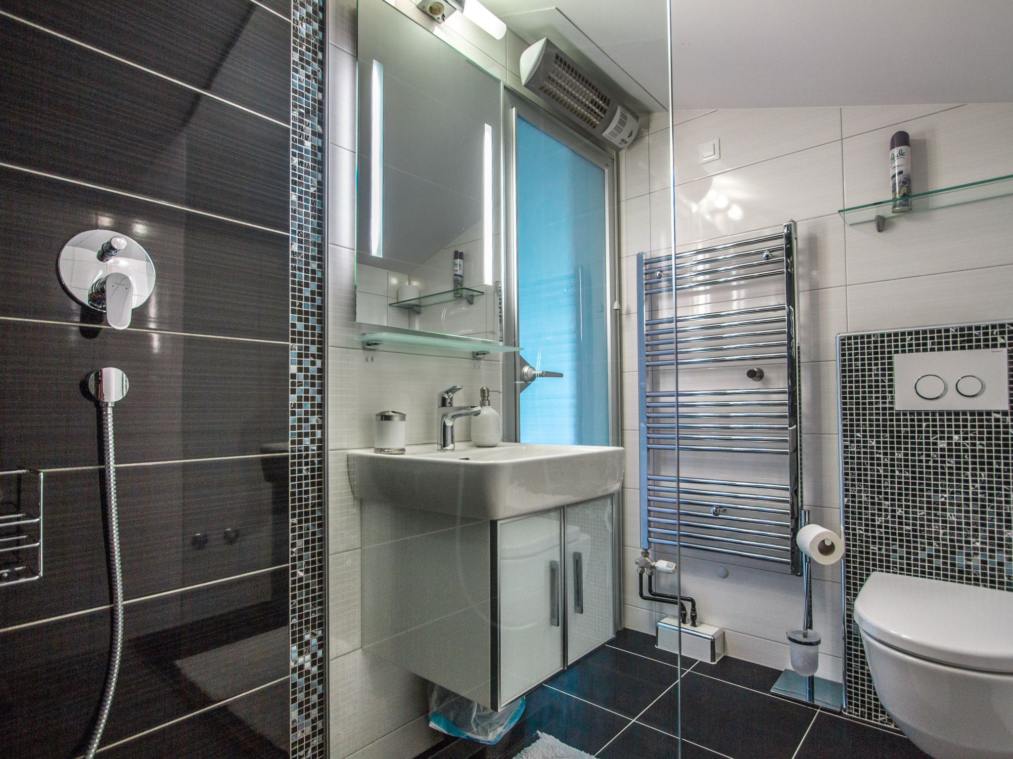 Charmantes Ferienhaus mit grünem Garten-Drinnen