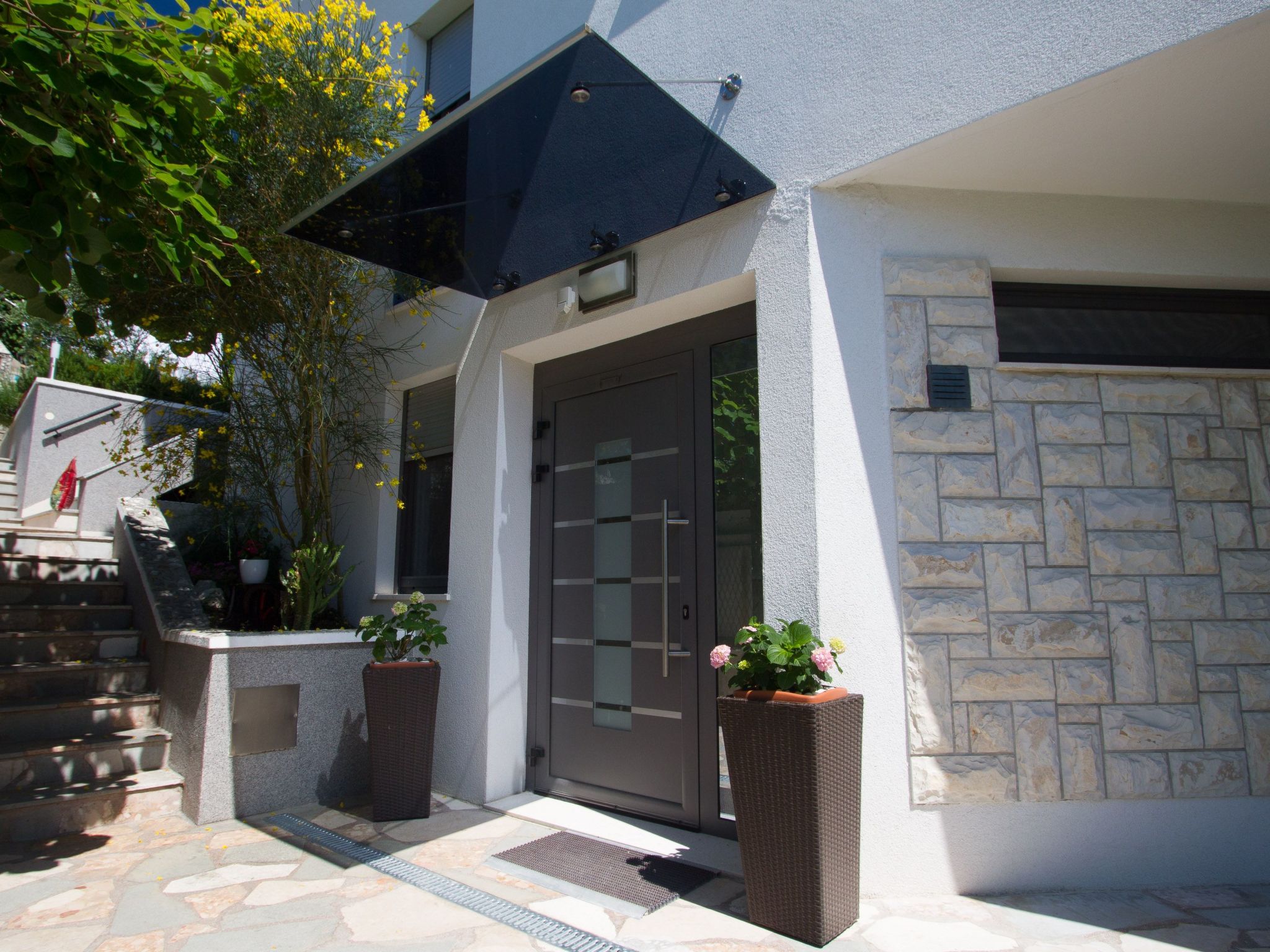 Charmantes Ferienhaus mit grünem Garten-Draußen