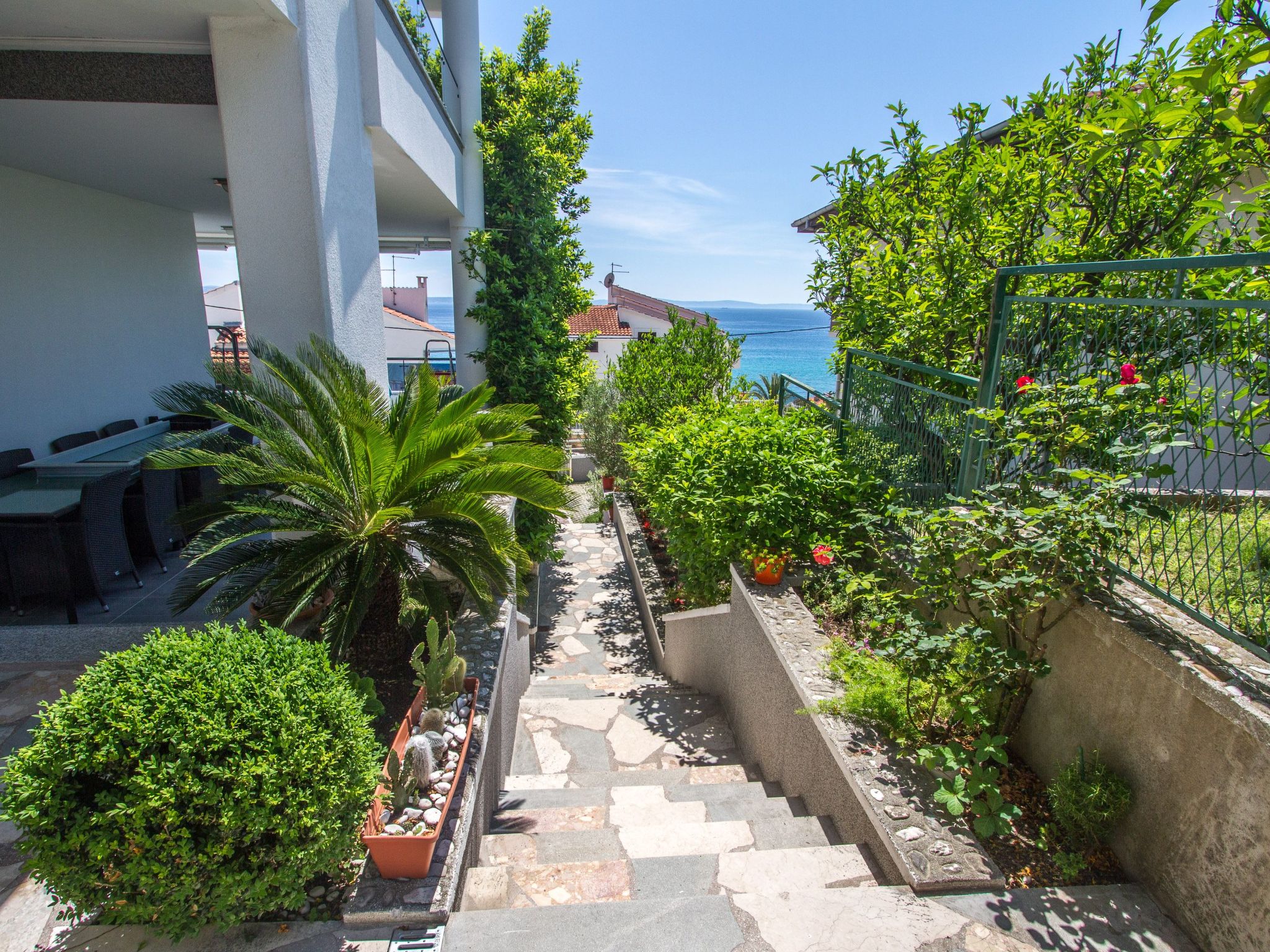 Charmantes Ferienhaus mit grünem Garten-Draußen