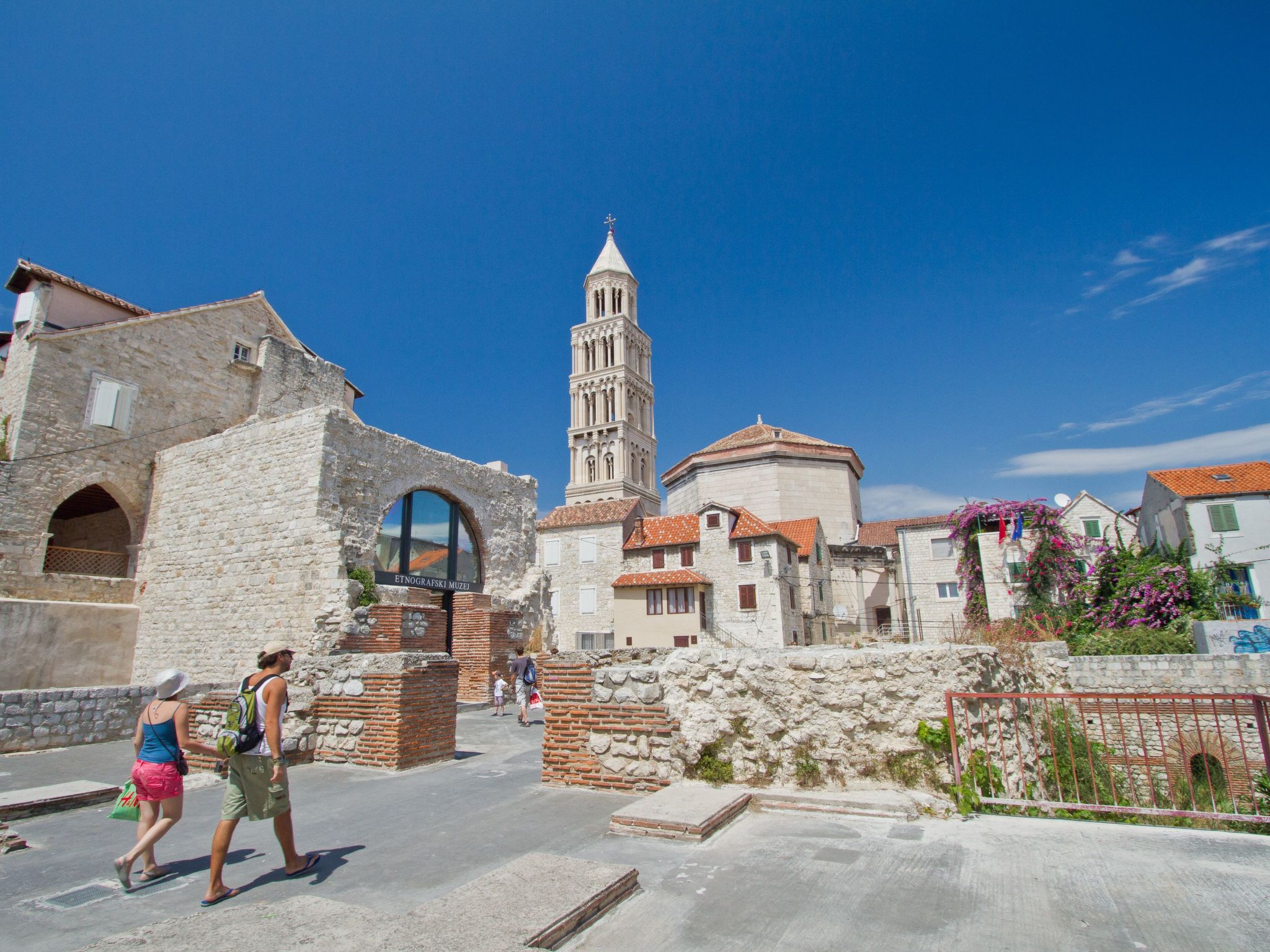 Charmantes Ferienhaus mit grünem Garten-Image-tags.info