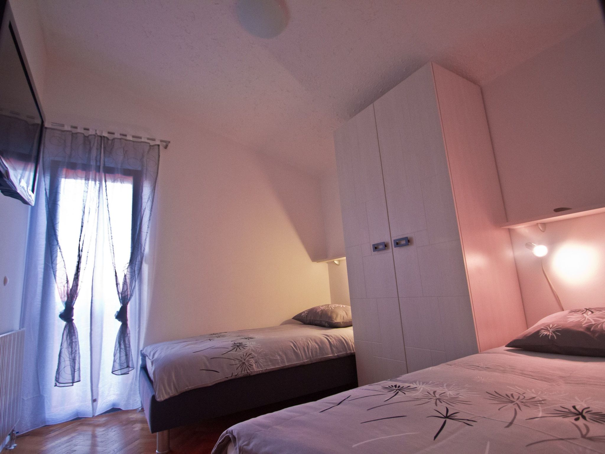 Charmantes Ferienhaus mit grünem Garten-Image-tags.info